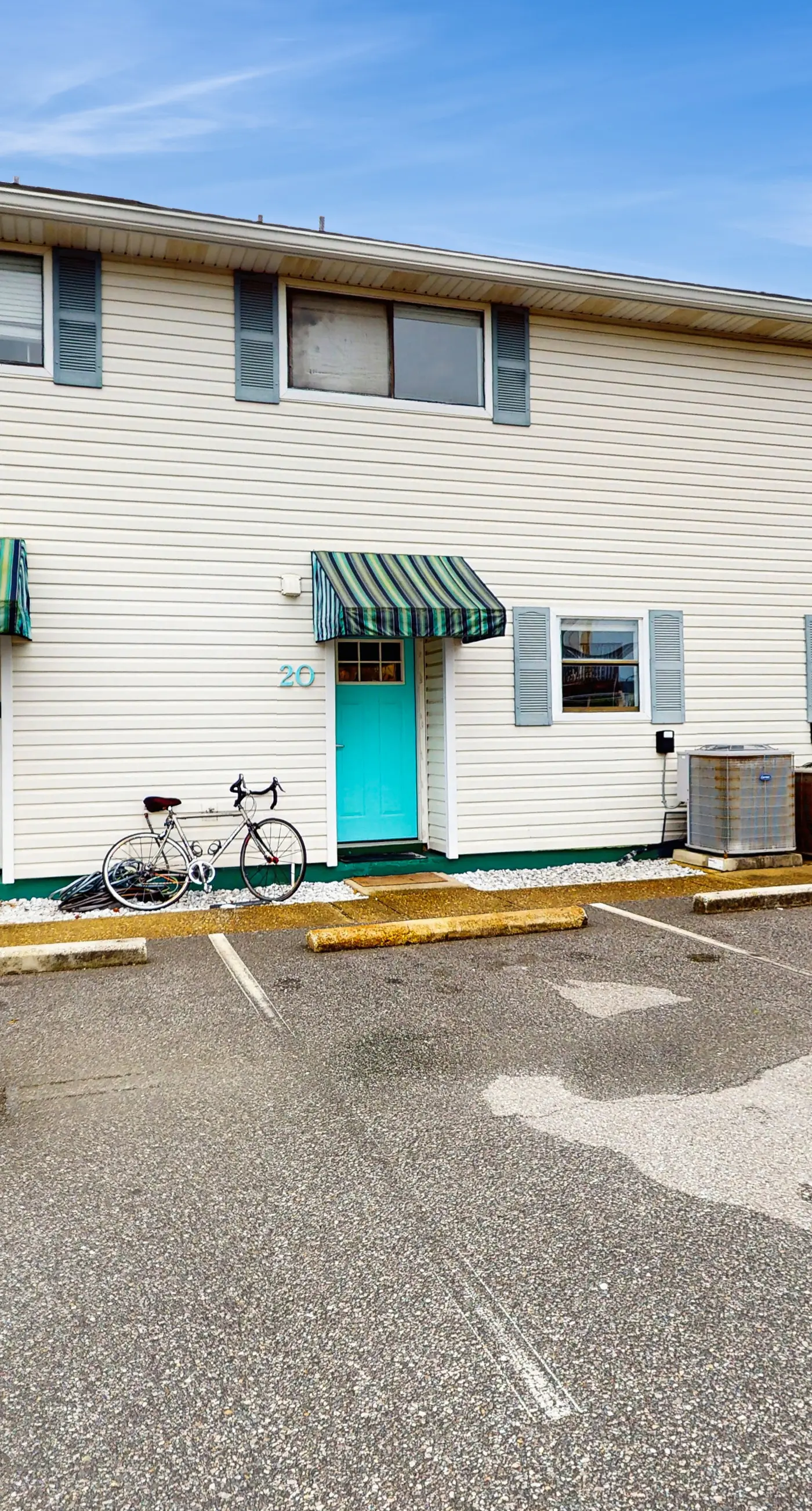 Charming Townhouse Near Beach with Pool, Patio & W/D