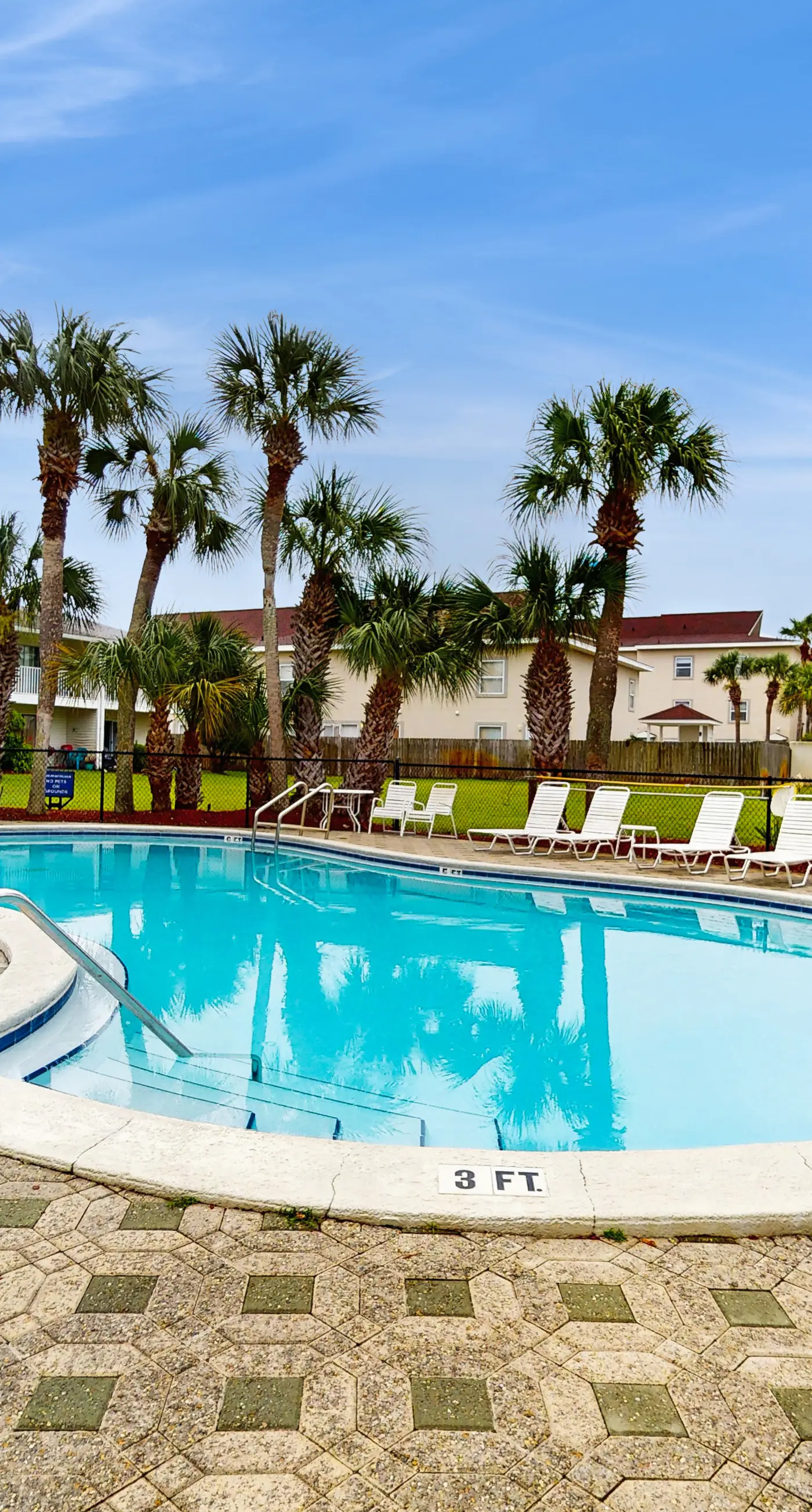 Charming Townhouse Near Beach with Pool, Patio & W/D