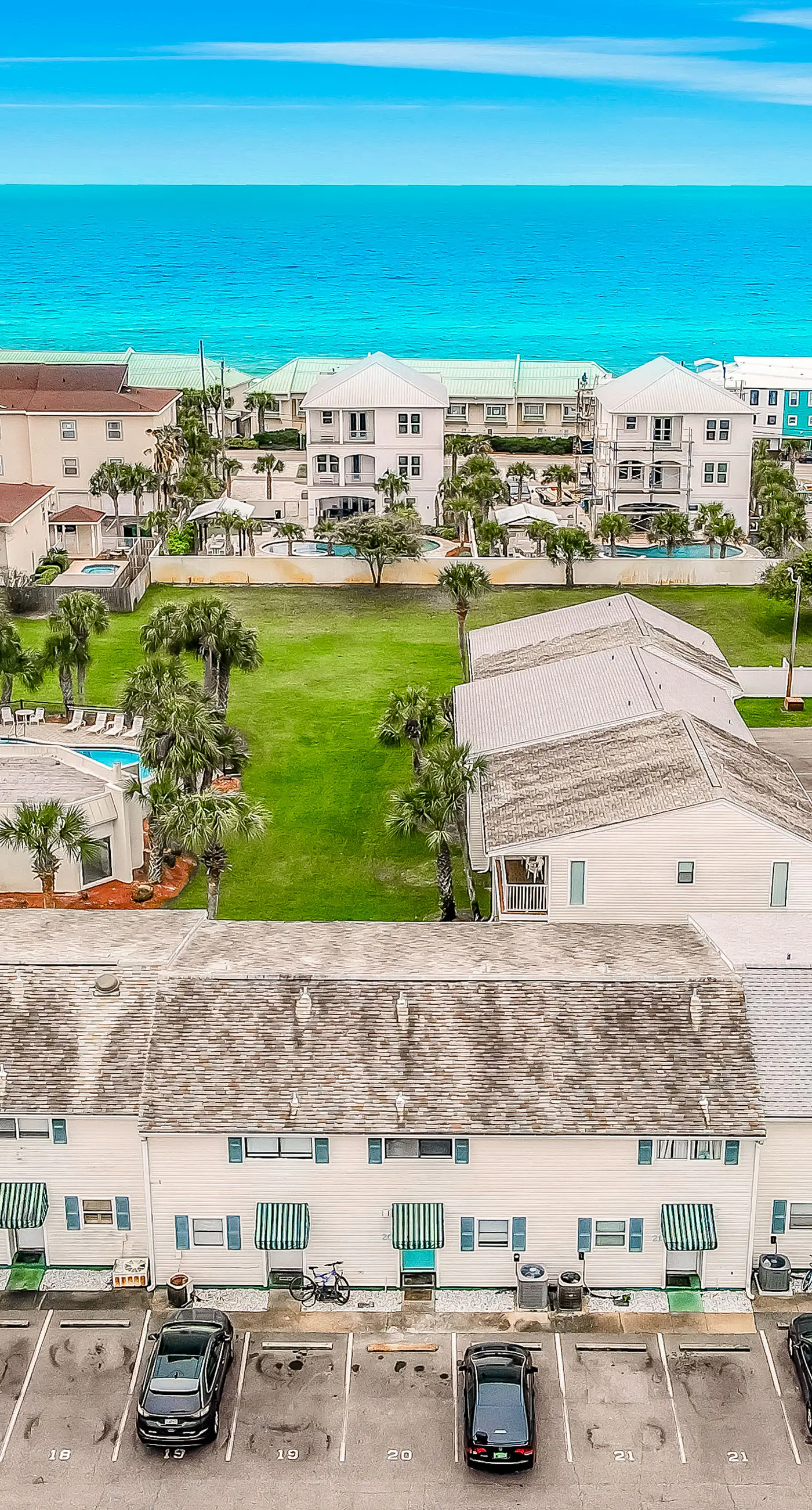 Charming Townhouse Near Beach with Pool, Patio & W/D