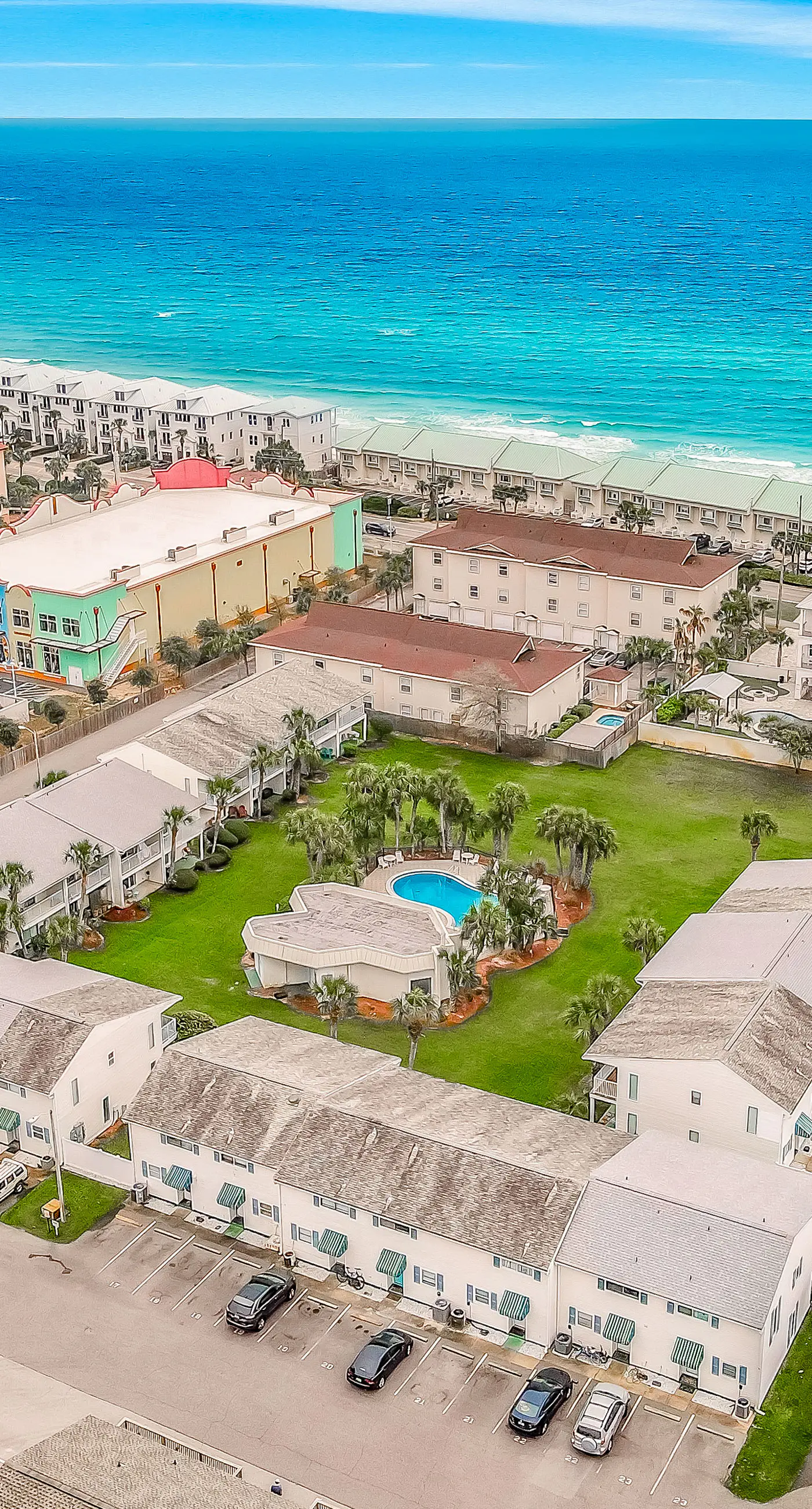 Charming Townhouse Near Beach with Pool, Patio & W/D