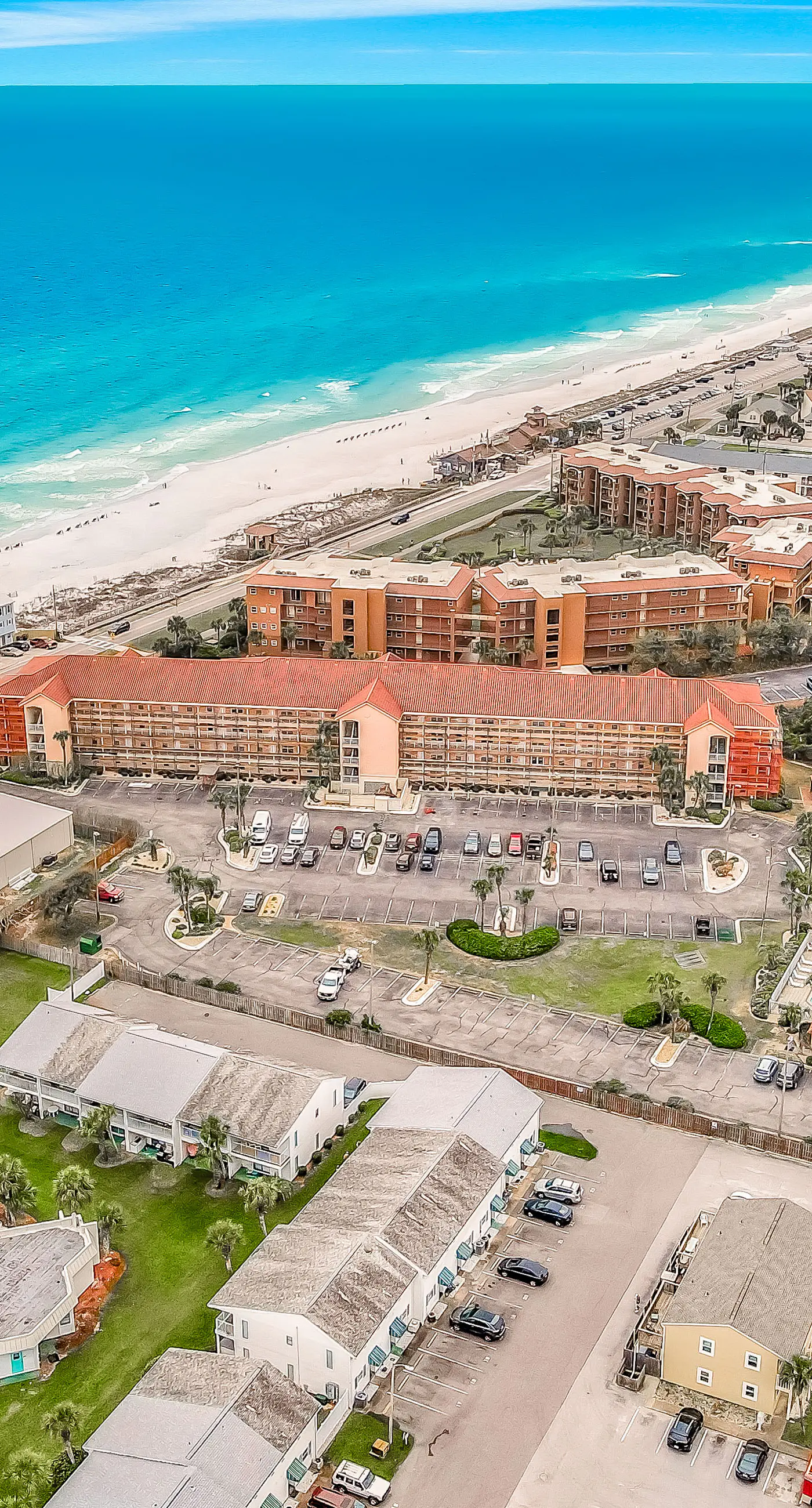 Charming Townhouse Near Beach with Pool, Patio & W/D