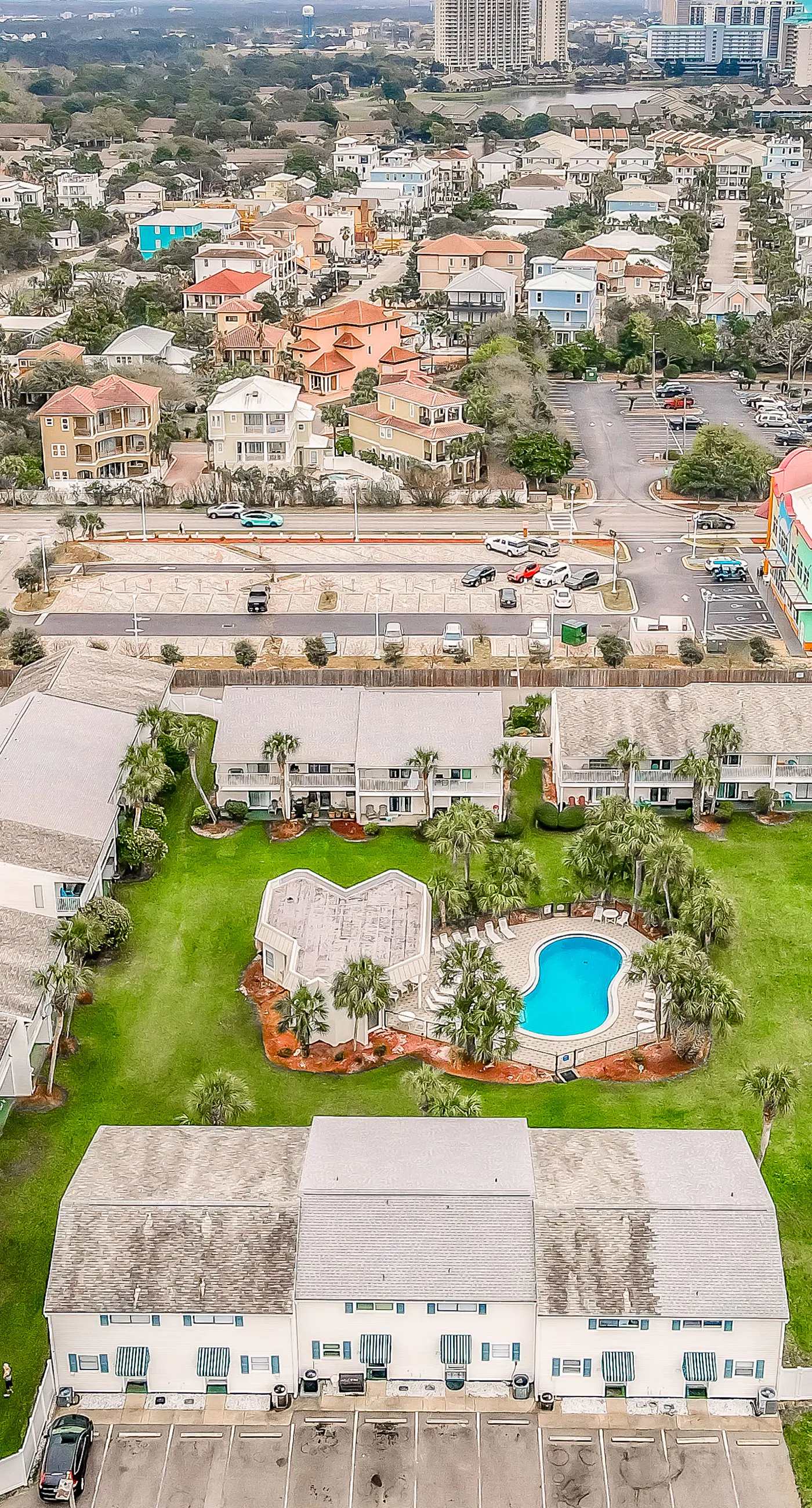 Charming Townhouse Near Beach with Pool, Patio & W/D