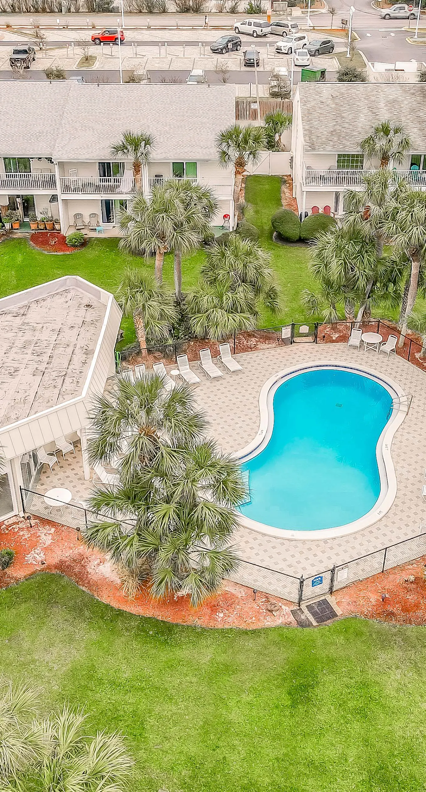 Charming Townhouse Near Beach with Pool, Patio & W/D