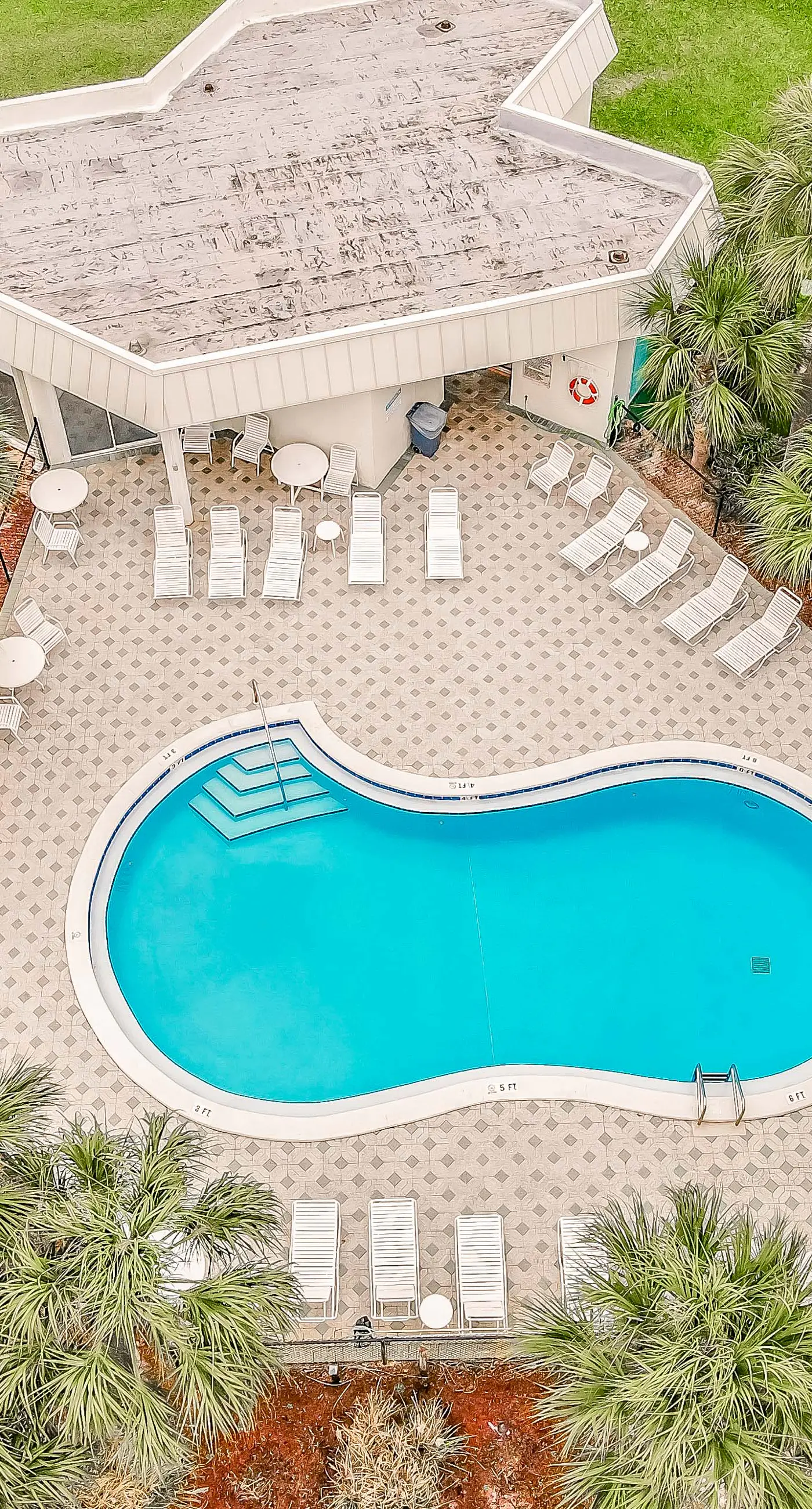 Charming Townhouse Near Beach with Pool, Patio & W/D