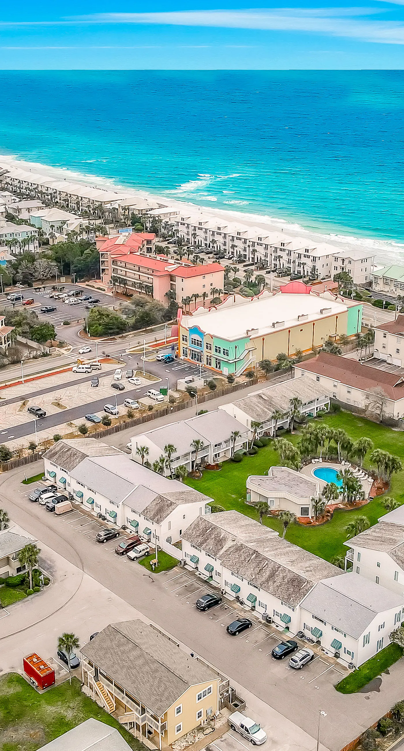 Charming Townhouse Near Beach with Pool, Patio & W/D