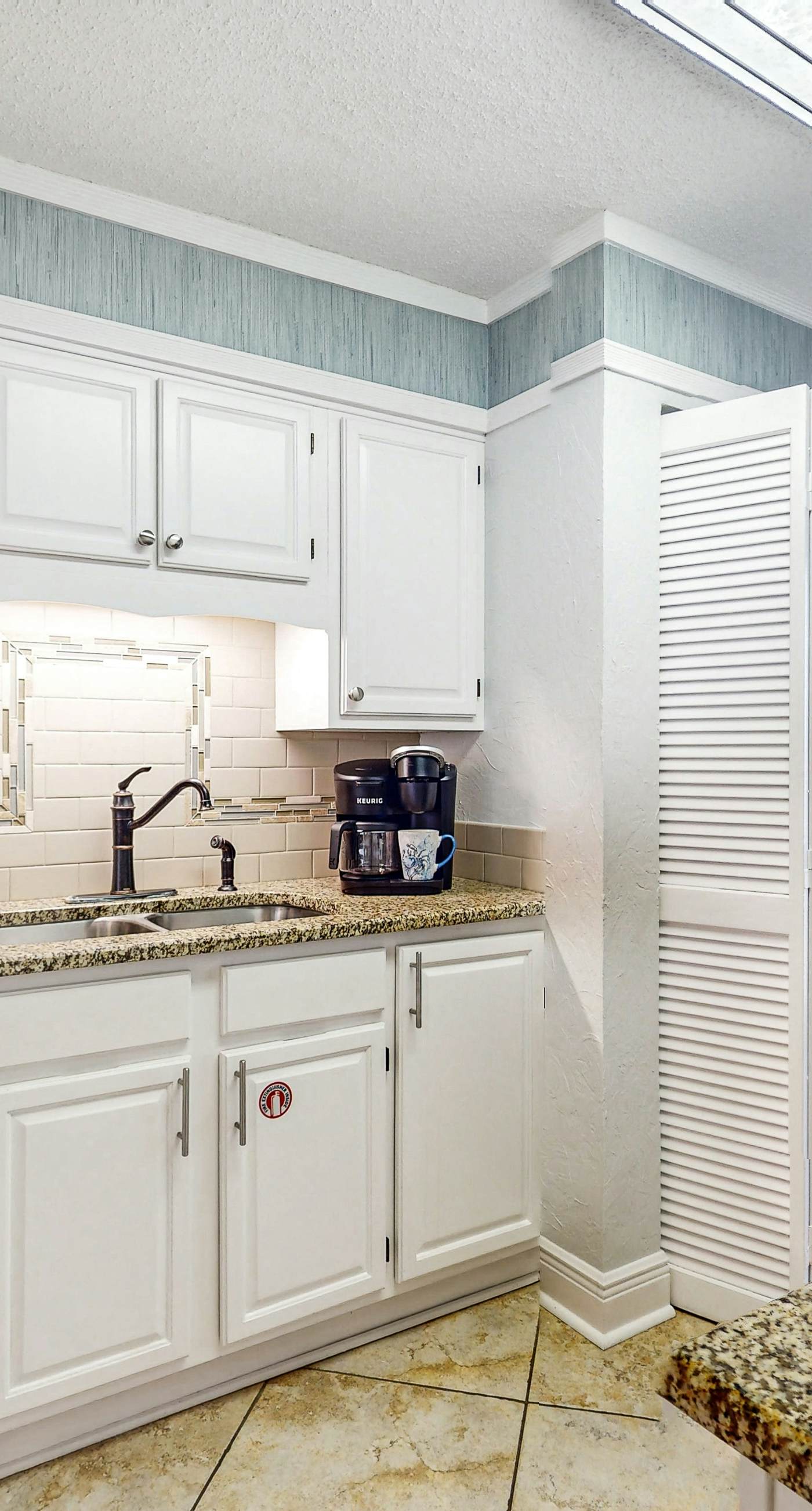 Gulf-front condo w/ pool, hot tub & included beach service