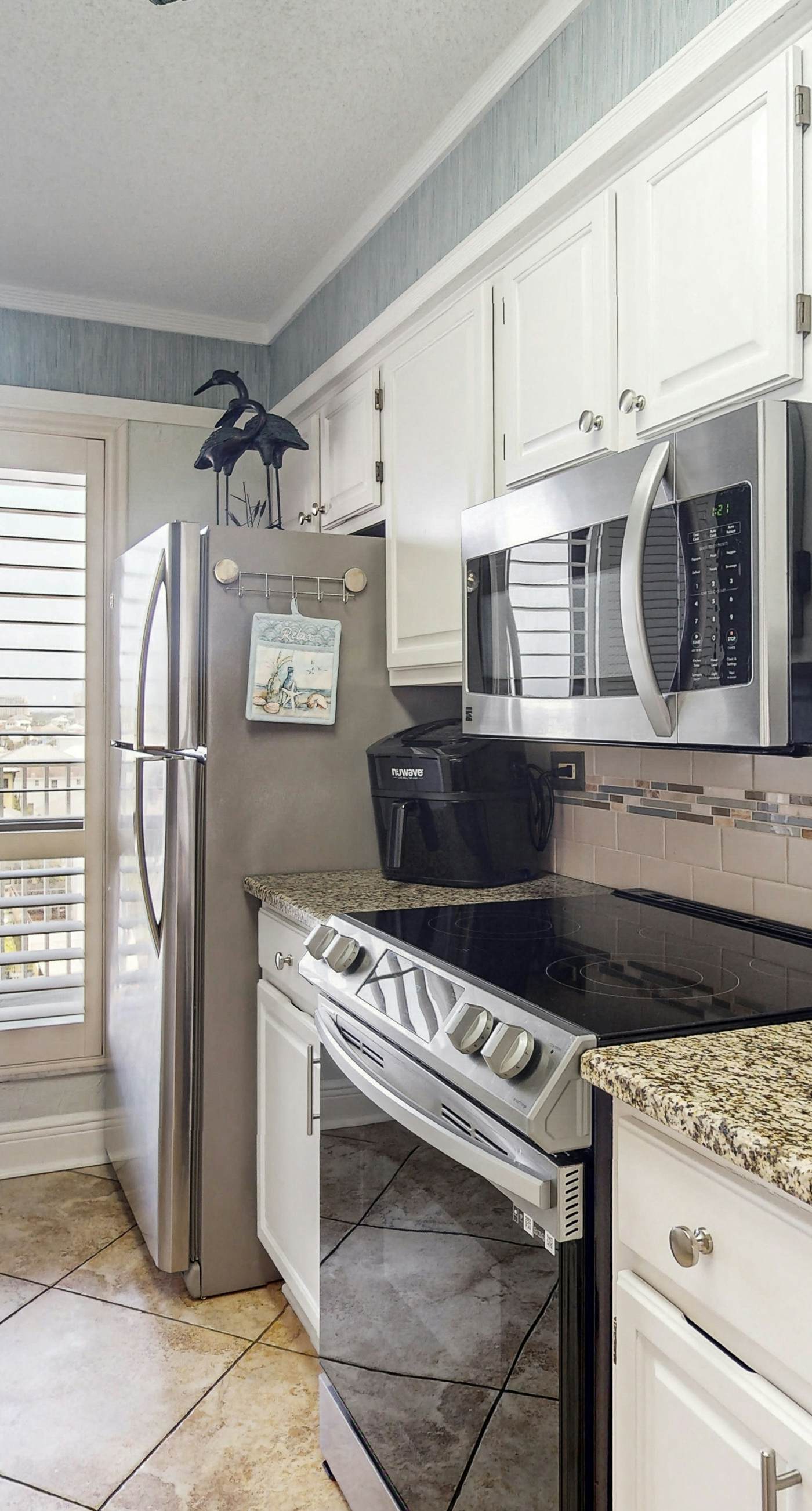 Gulf-front condo w/ pool, hot tub & included beach service