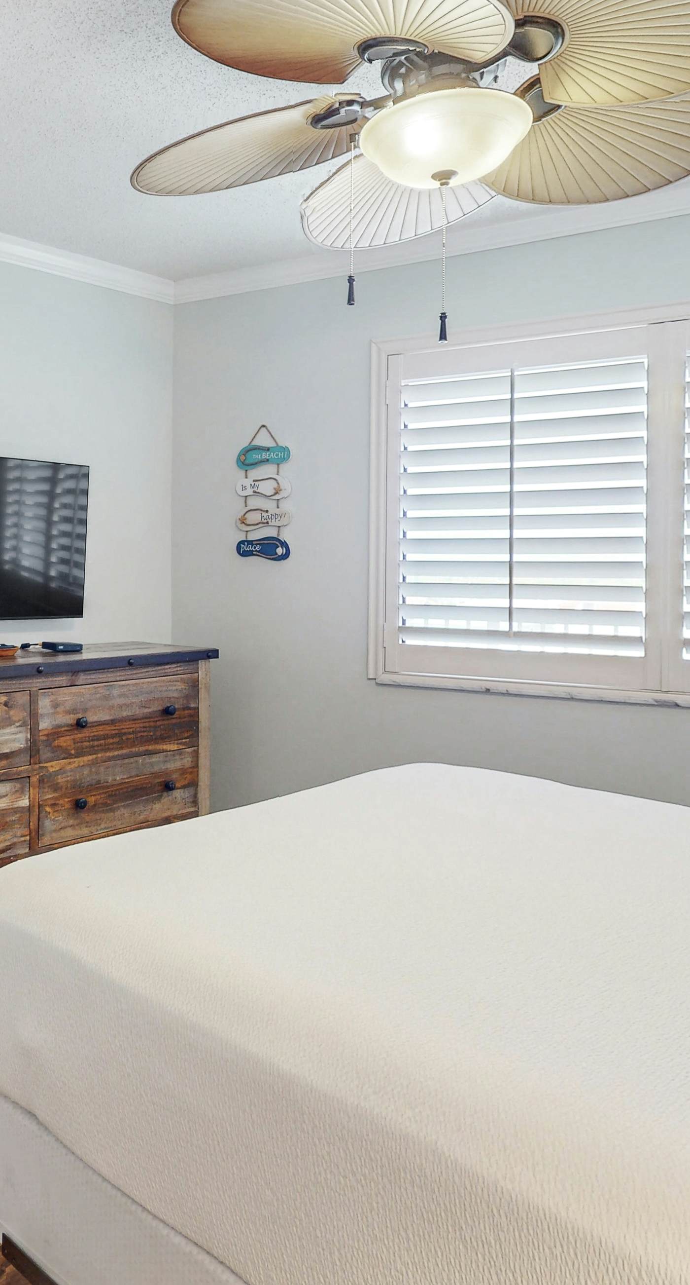 Gulf-front condo w/ pool, hot tub & included beach service