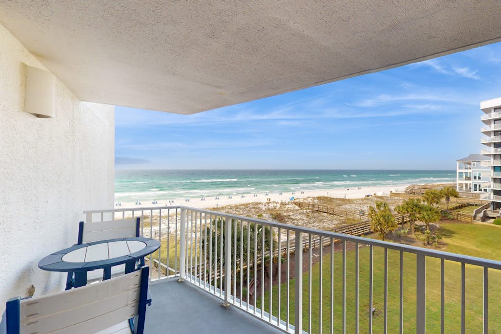 3rd Floor Coastal, bright Condo, Beach service included, Steps to