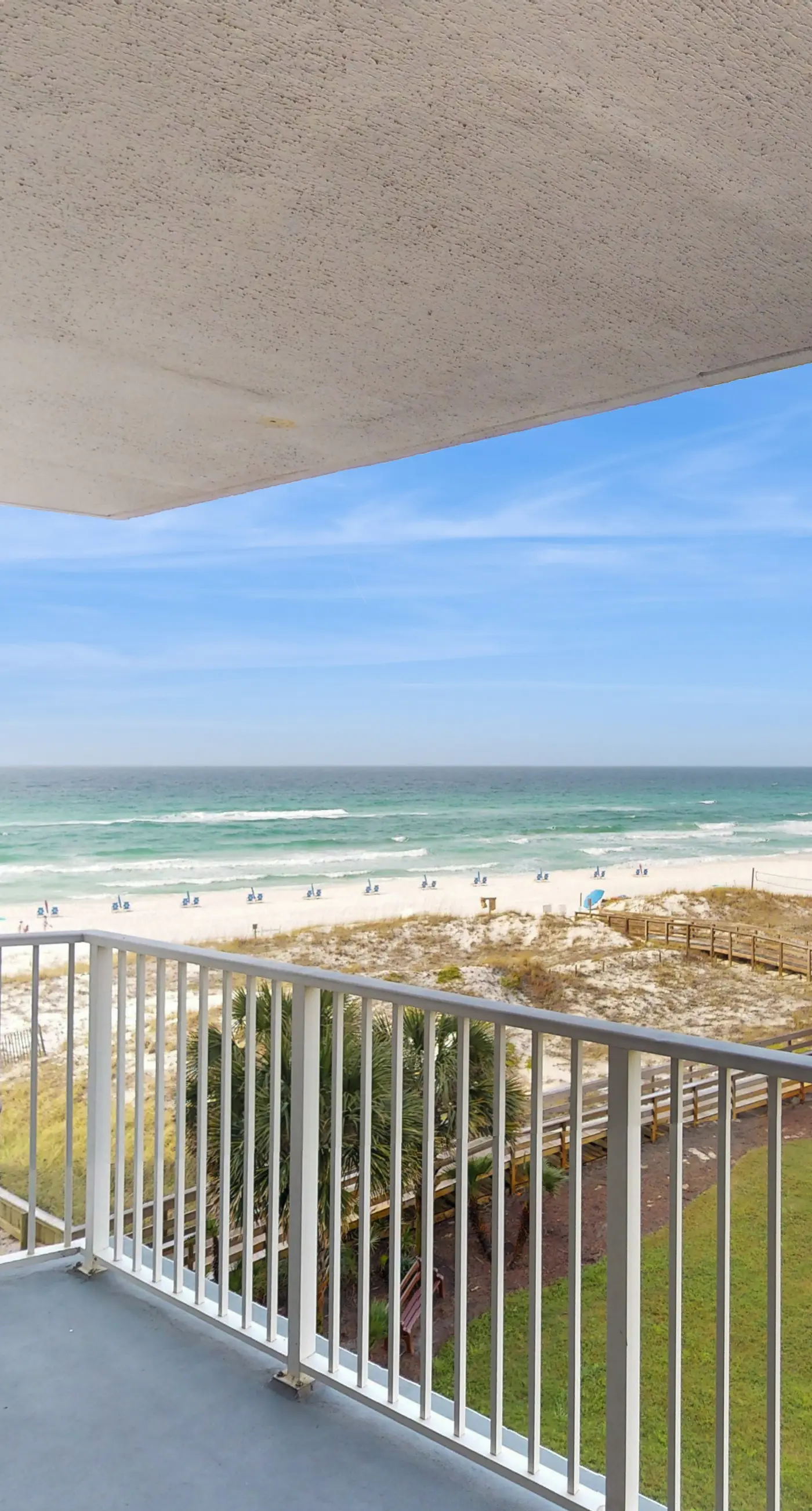 3rd Floor Coastal, bright Condo, Beach service included, Steps to restaurants