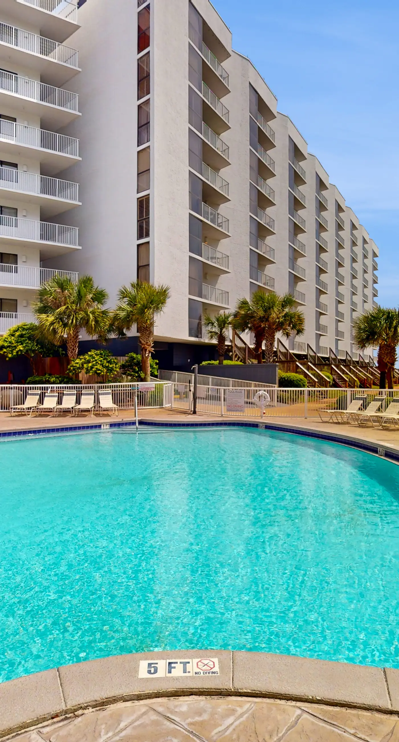 3rd Floor Coastal, bright Condo, Beach service included, Steps to restaurants