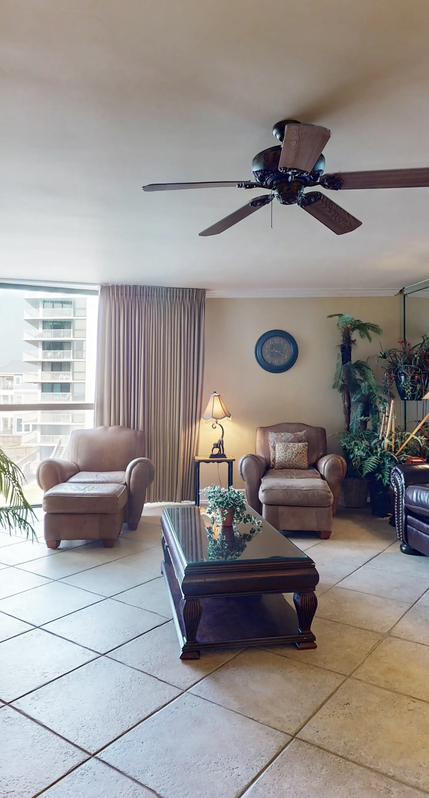 3rd Floor Coastal, bright Condo, Beach service included, Steps to restaurants