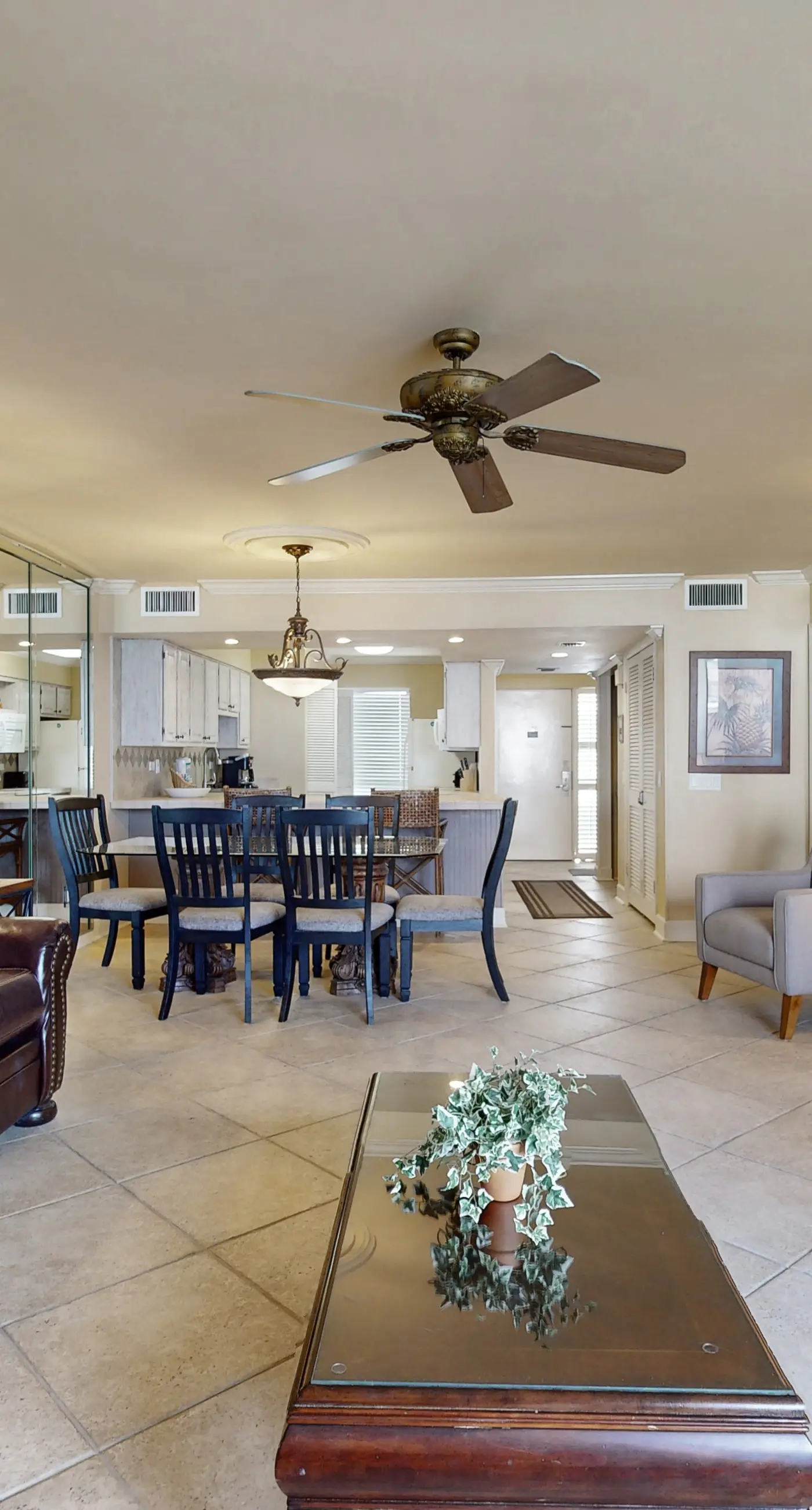 3rd Floor Coastal, bright Condo, Beach service included, Steps to restaurants