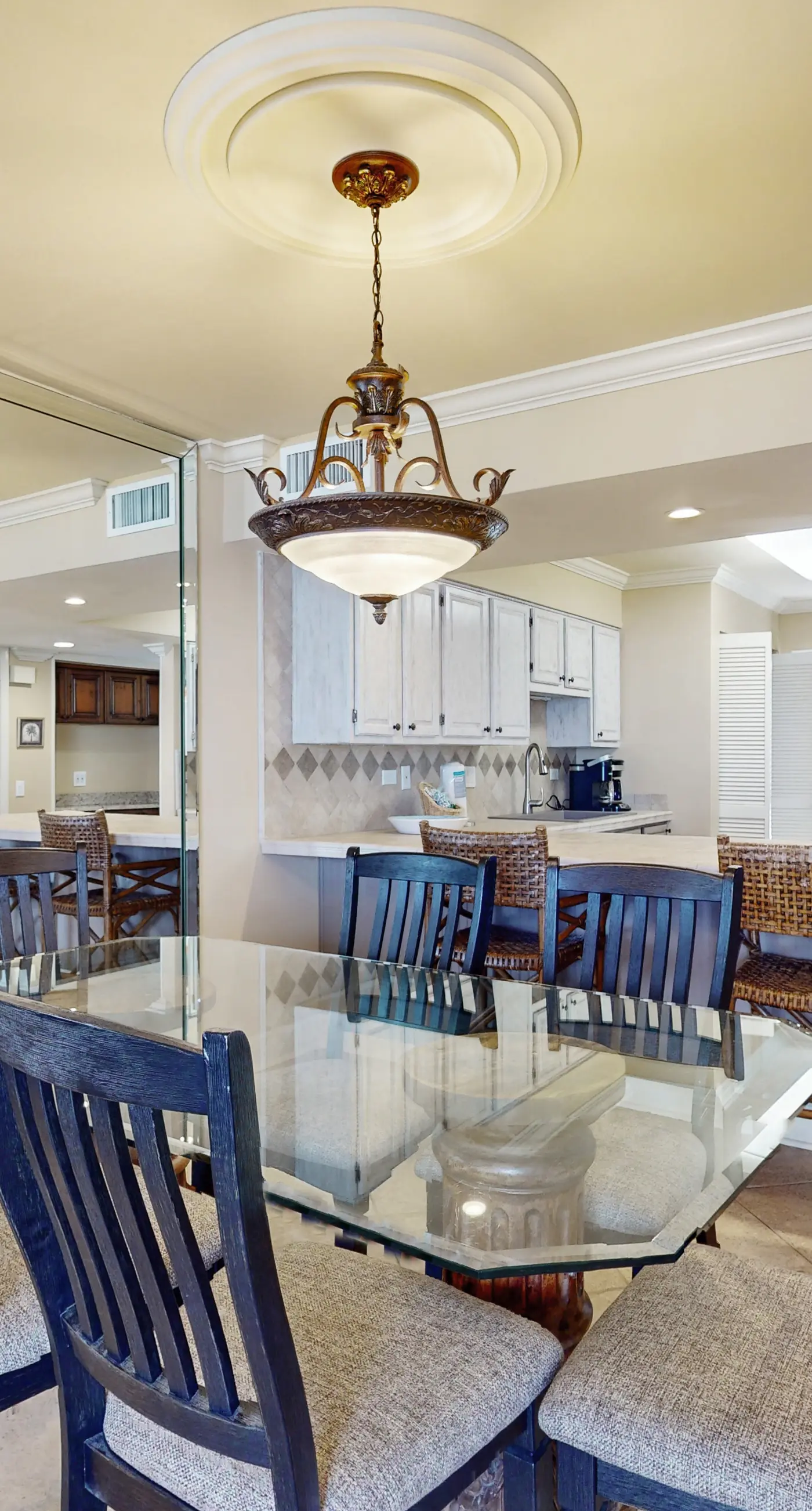 3rd Floor Coastal, bright Condo, Beach service included, Steps to restaurants