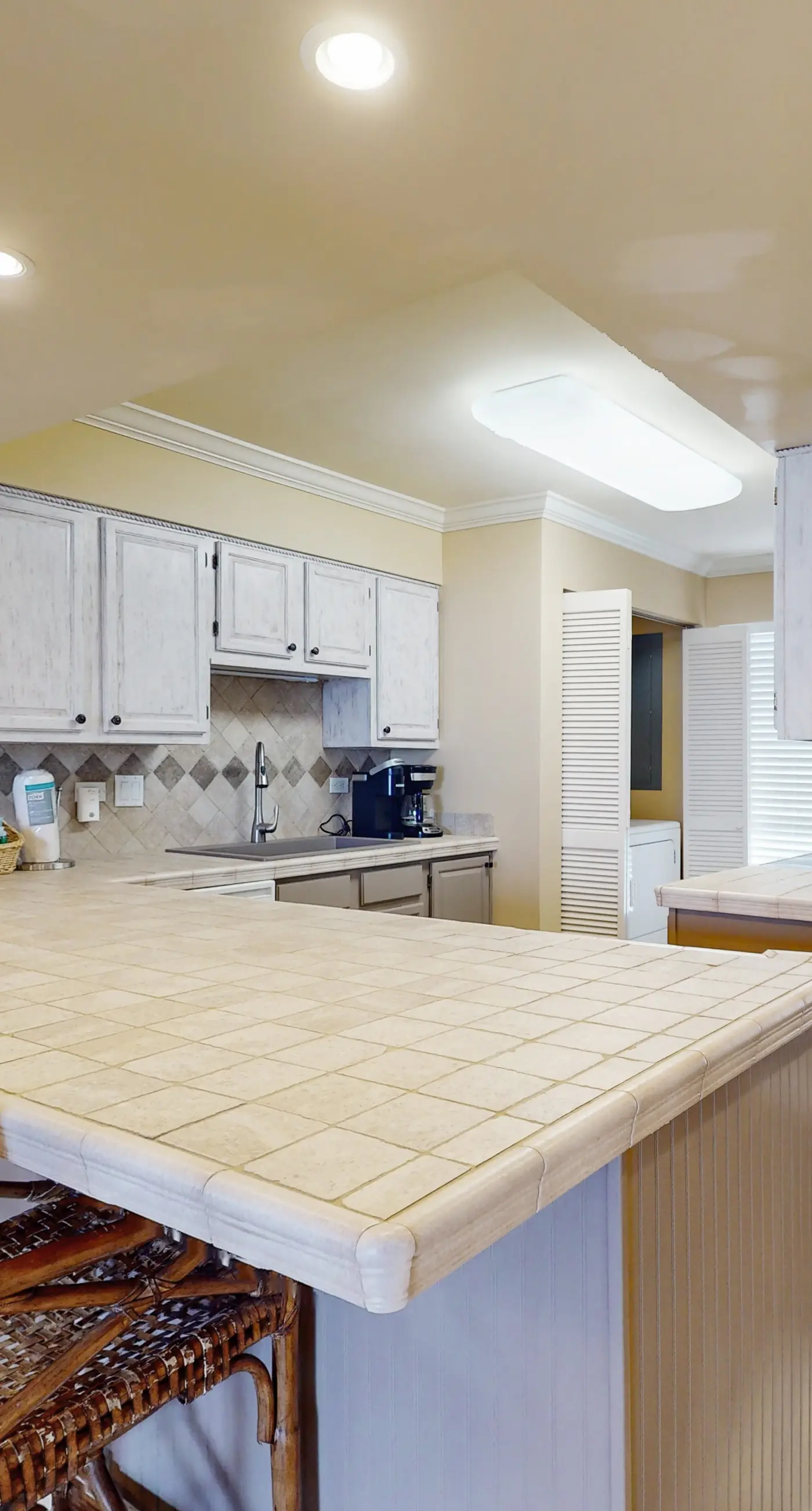 3rd Floor Coastal, bright Condo, Beach service included, Steps to restaurants