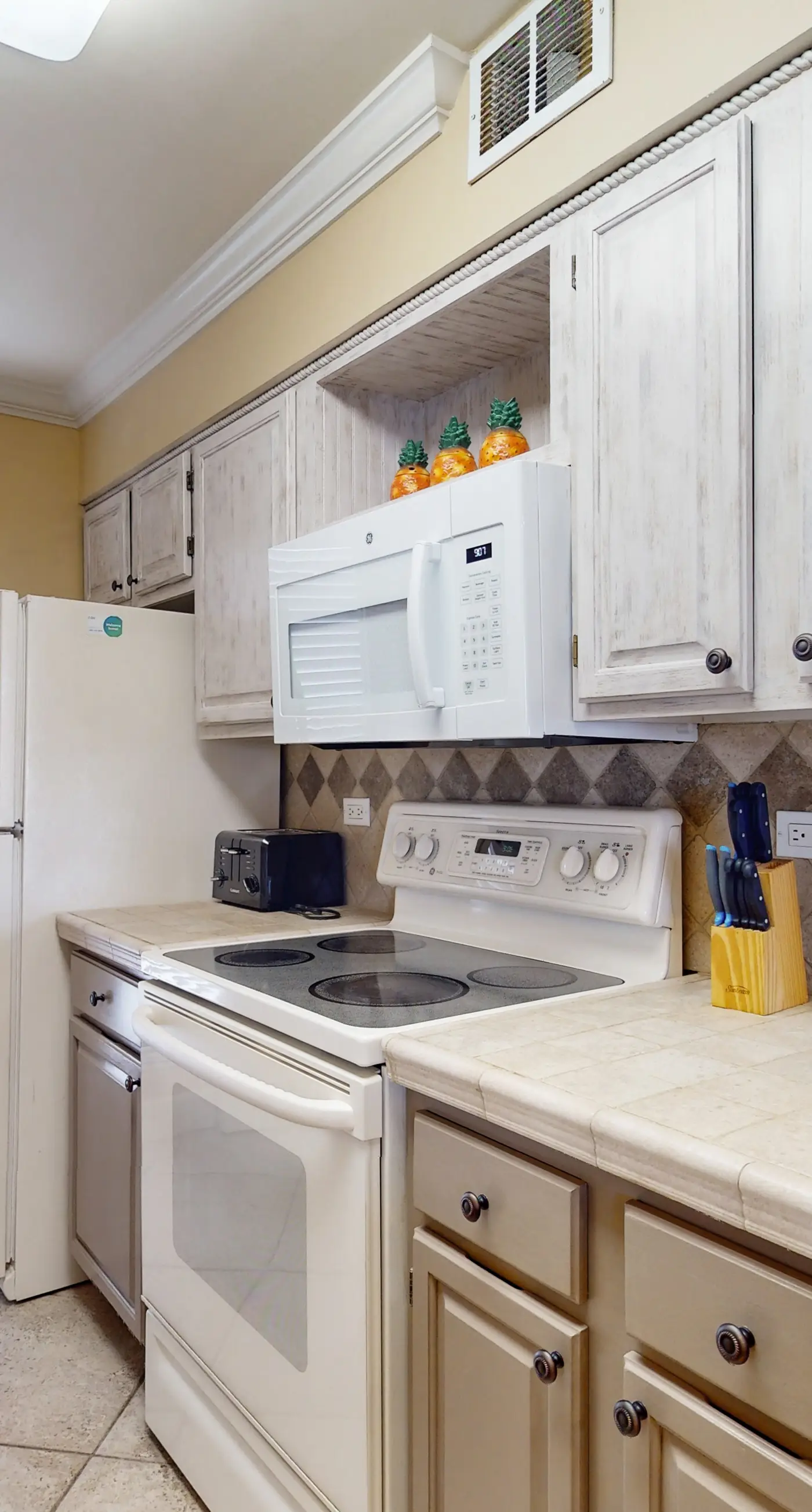 3rd Floor Coastal, bright Condo, Beach service included, Steps to restaurants