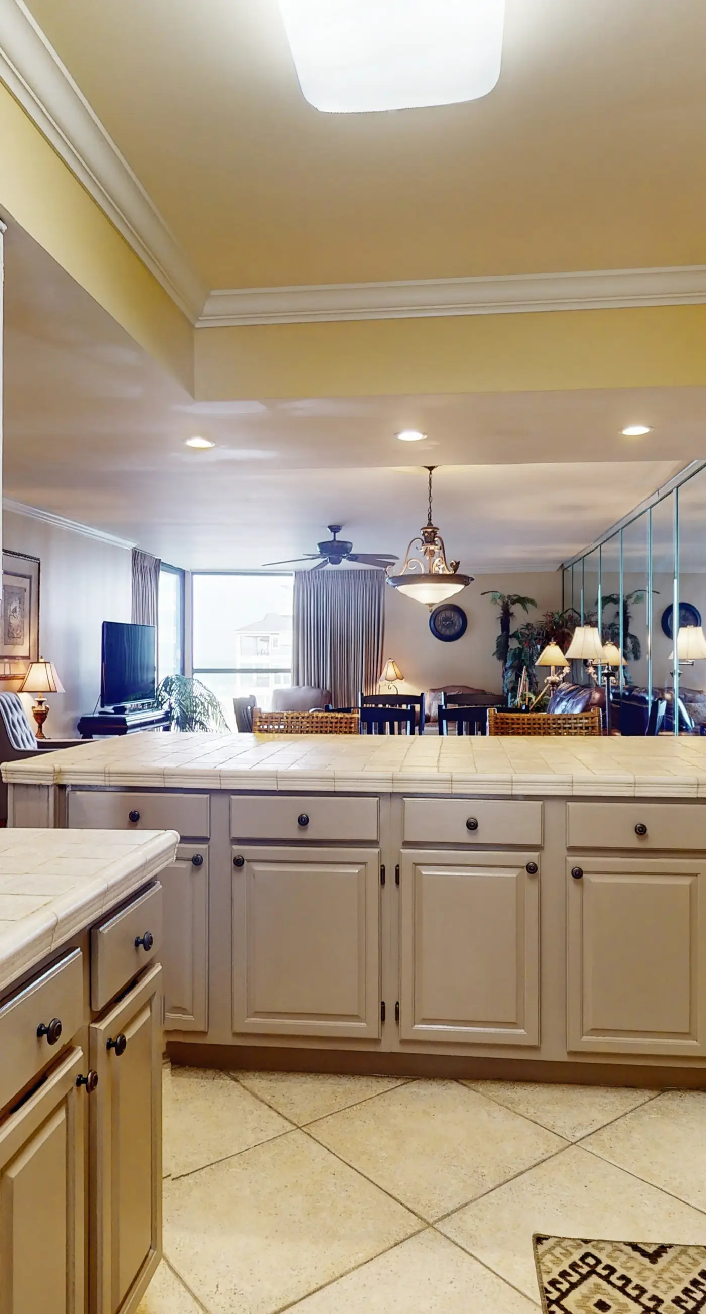 3rd Floor Coastal, bright Condo, Beach service included, Steps to restaurants