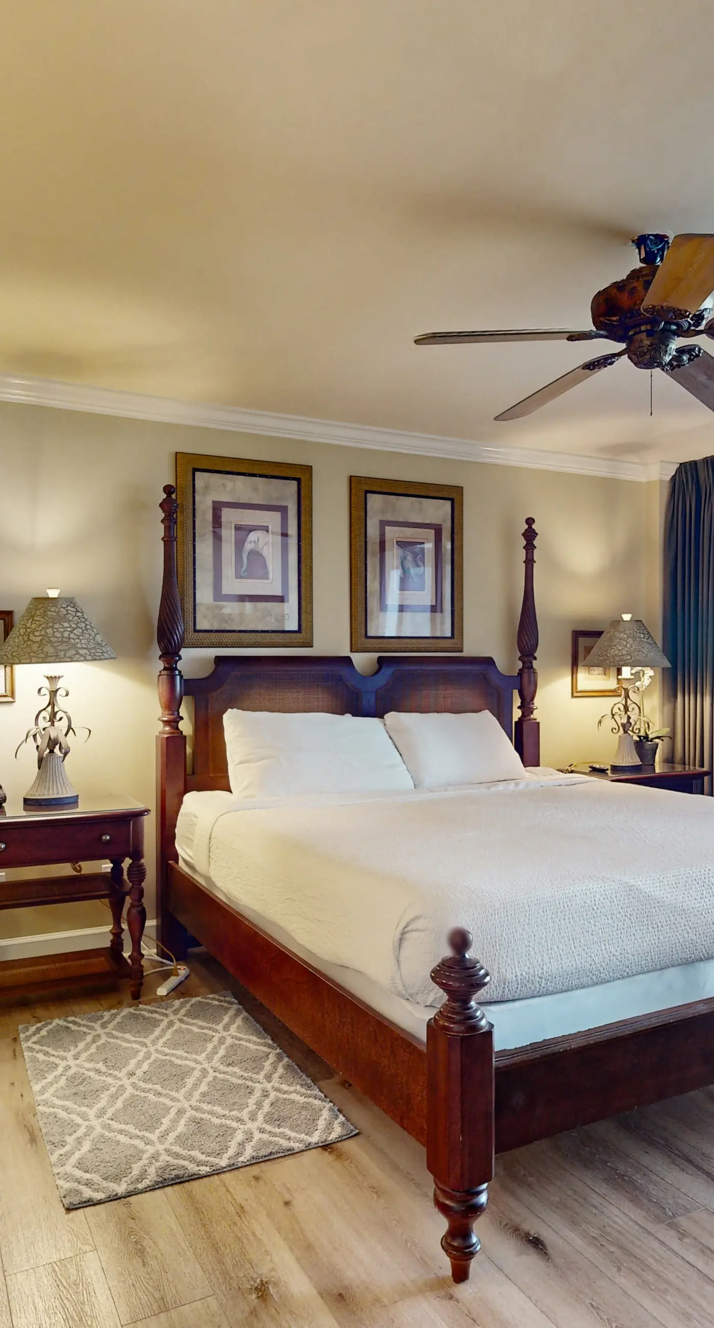 3rd Floor Coastal, bright Condo, Beach service included, Steps to restaurants