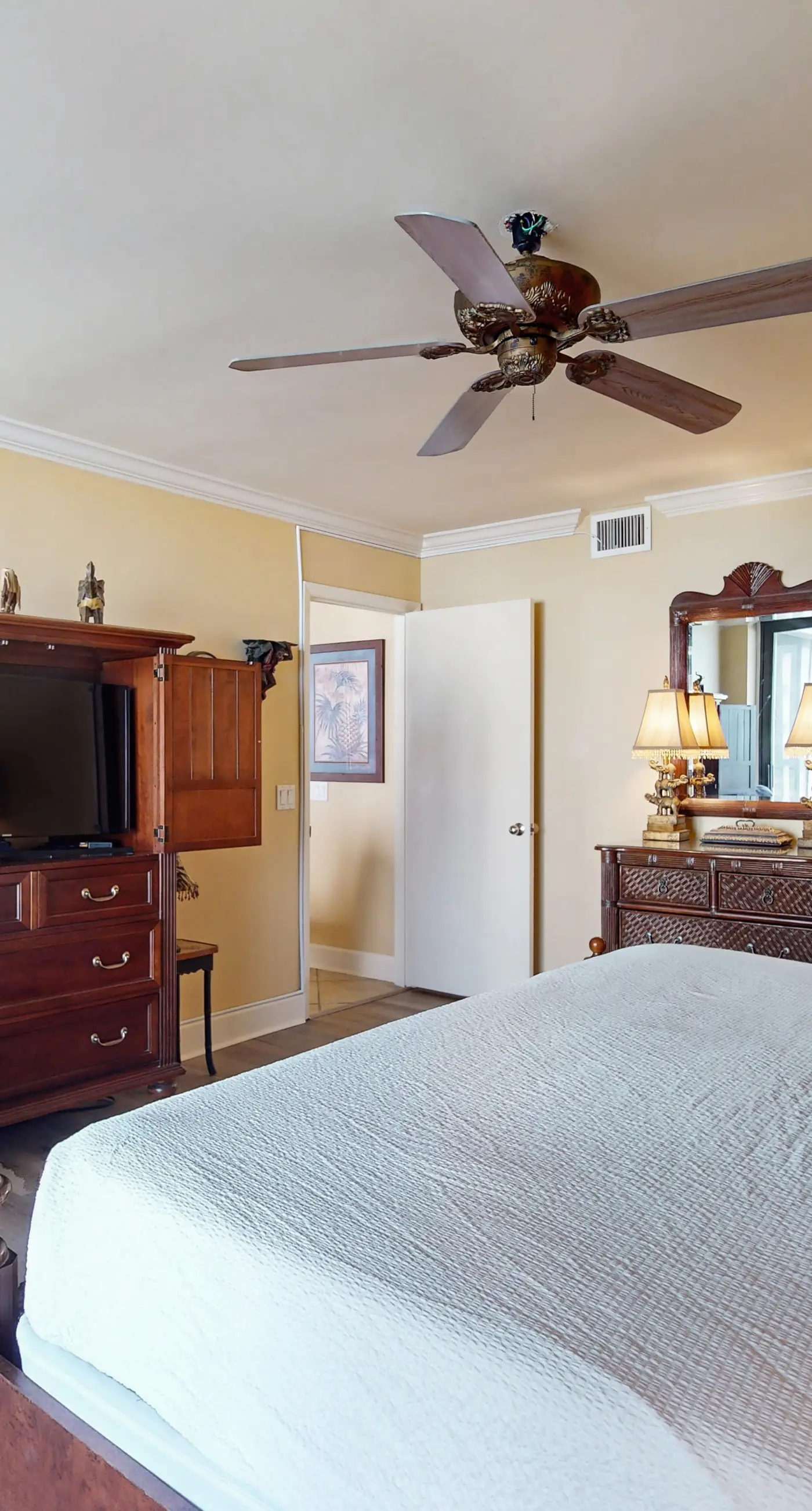 3rd Floor Coastal, bright Condo, Beach service included, Steps to restaurants