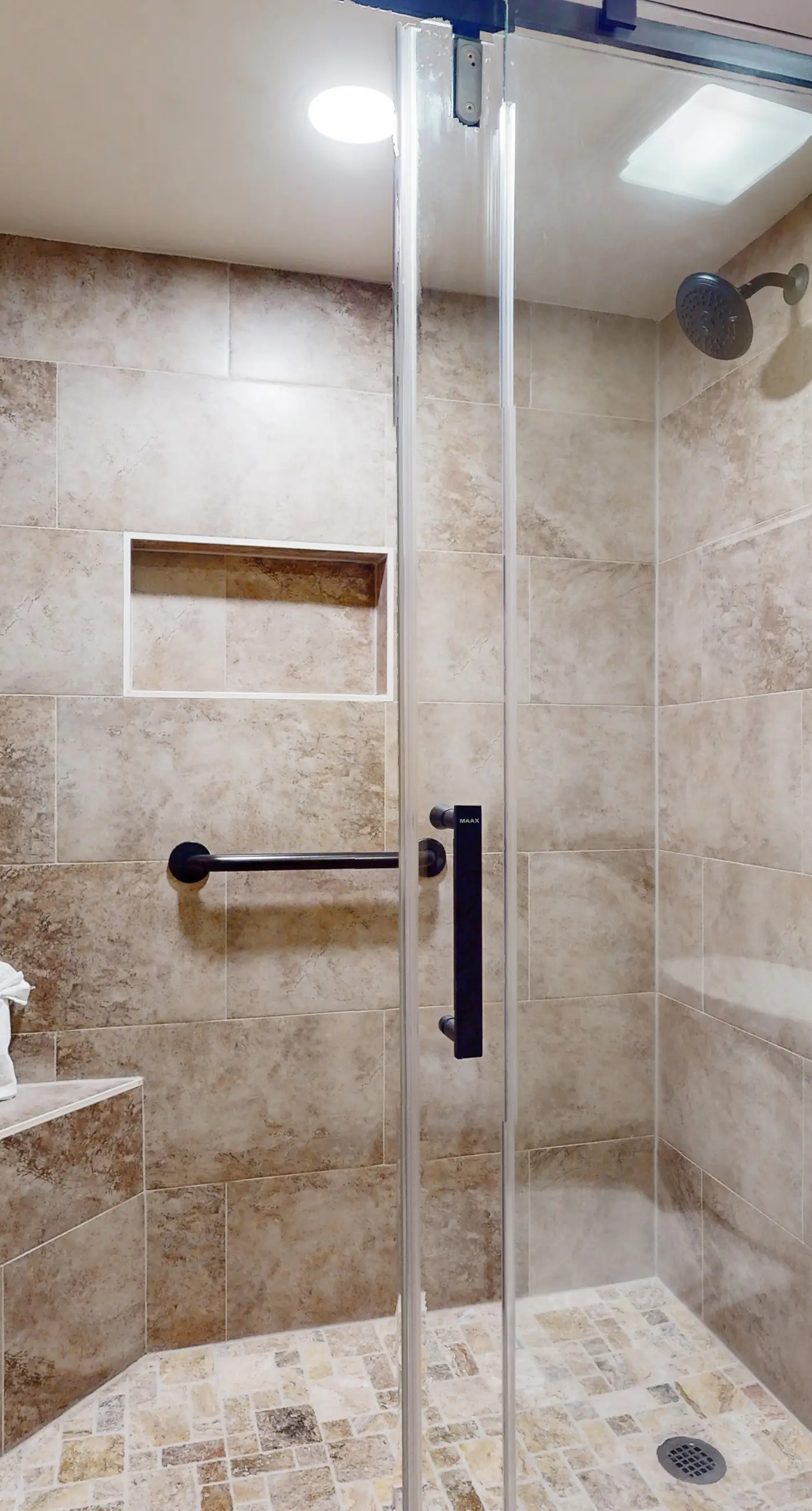 3rd Floor Coastal, bright Condo, Beach service included, Steps to restaurants