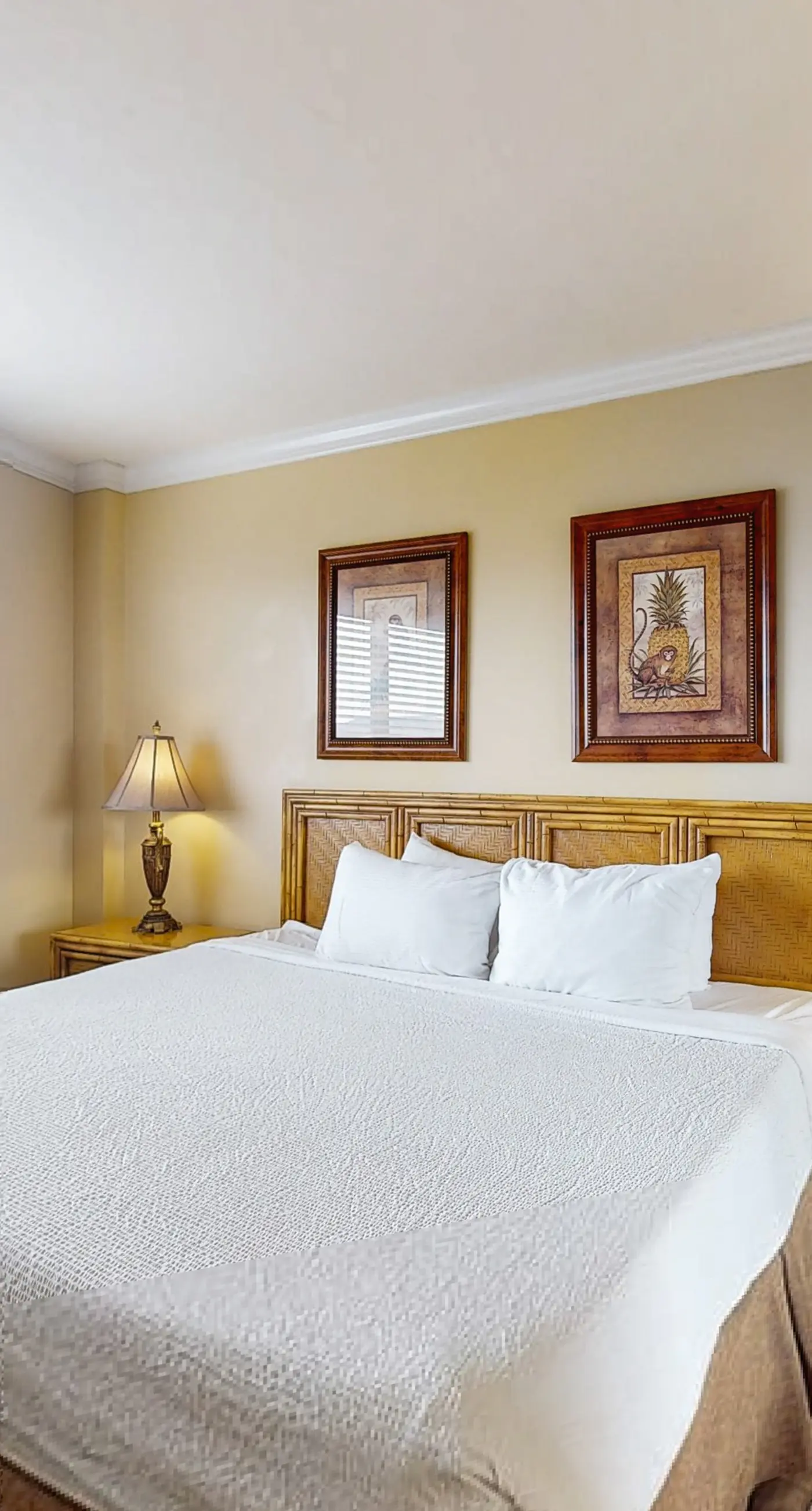 3rd Floor Coastal, bright Condo, Beach service included, Steps to restaurants