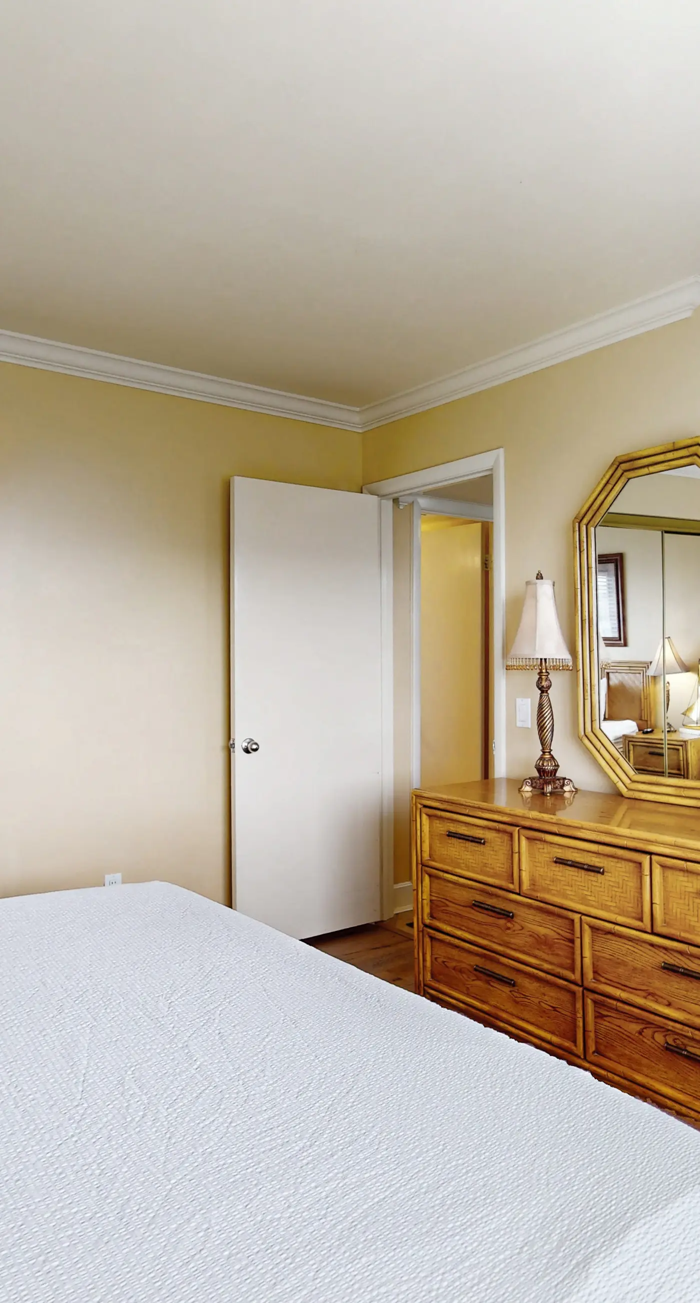 3rd Floor Coastal, bright Condo, Beach service included, Steps to restaurants