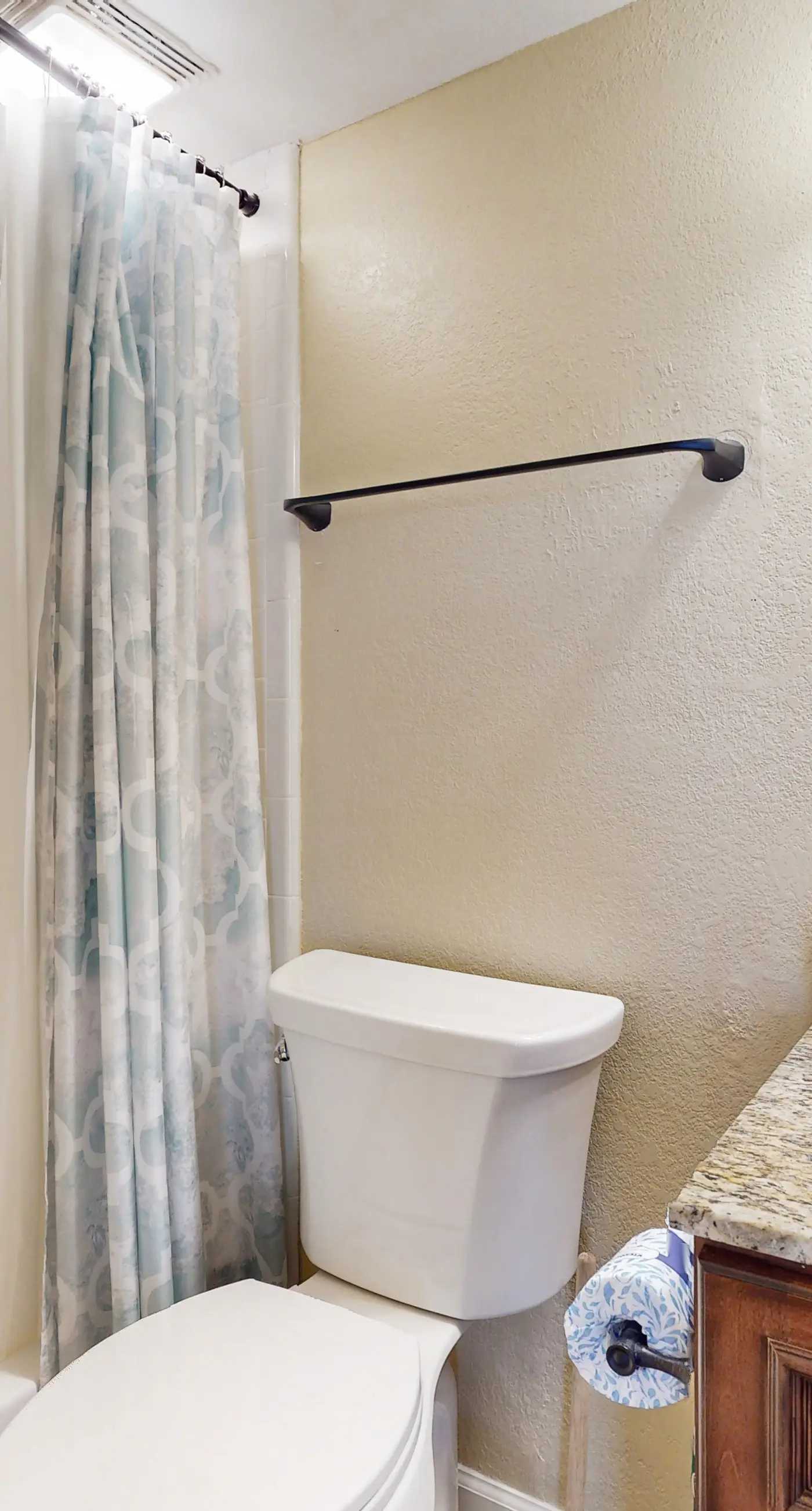 3rd Floor Coastal, bright Condo, Beach service included, Steps to restaurants