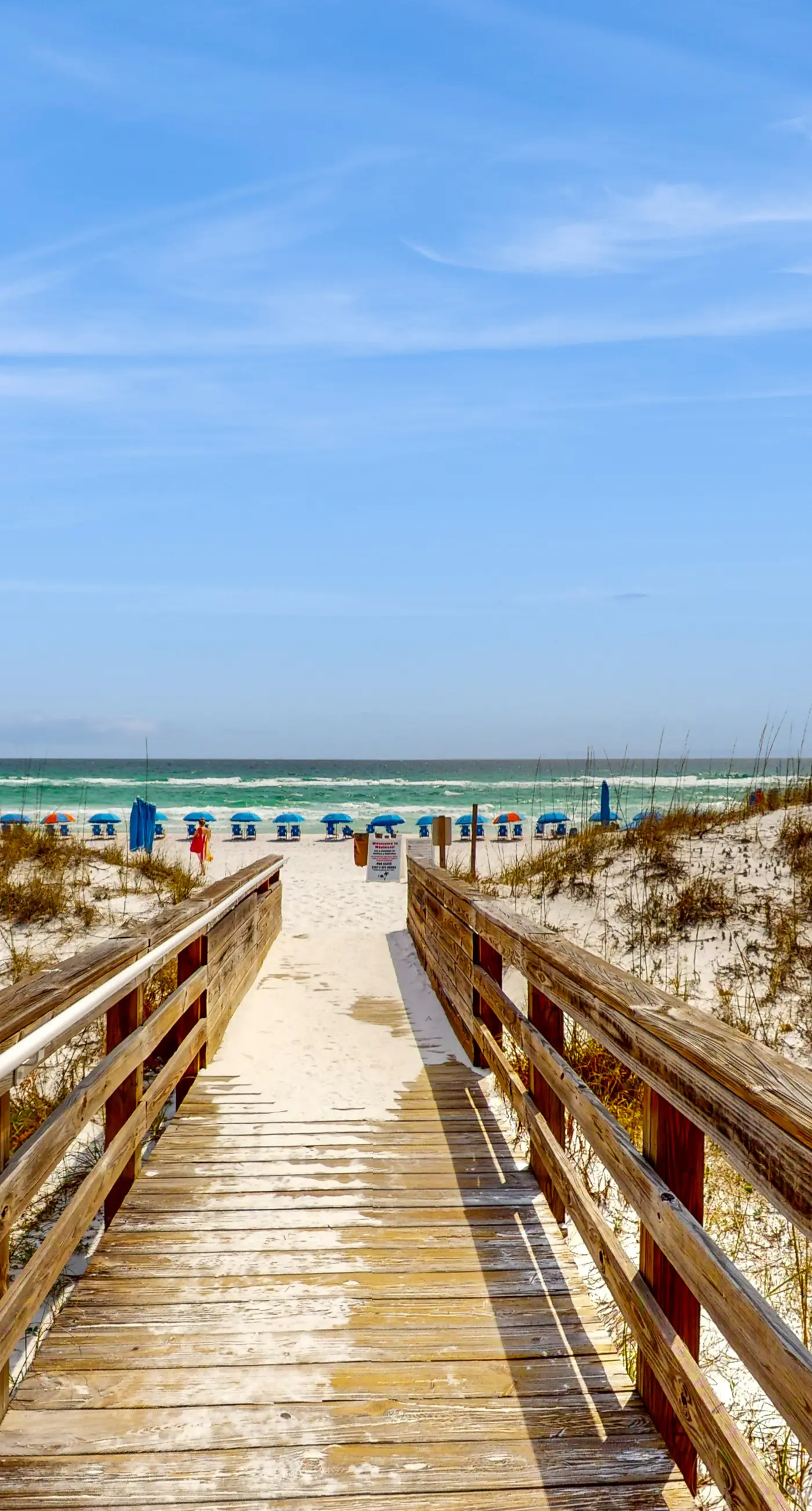 3rd Floor Coastal, bright Condo, Beach service included, Steps to restaurants