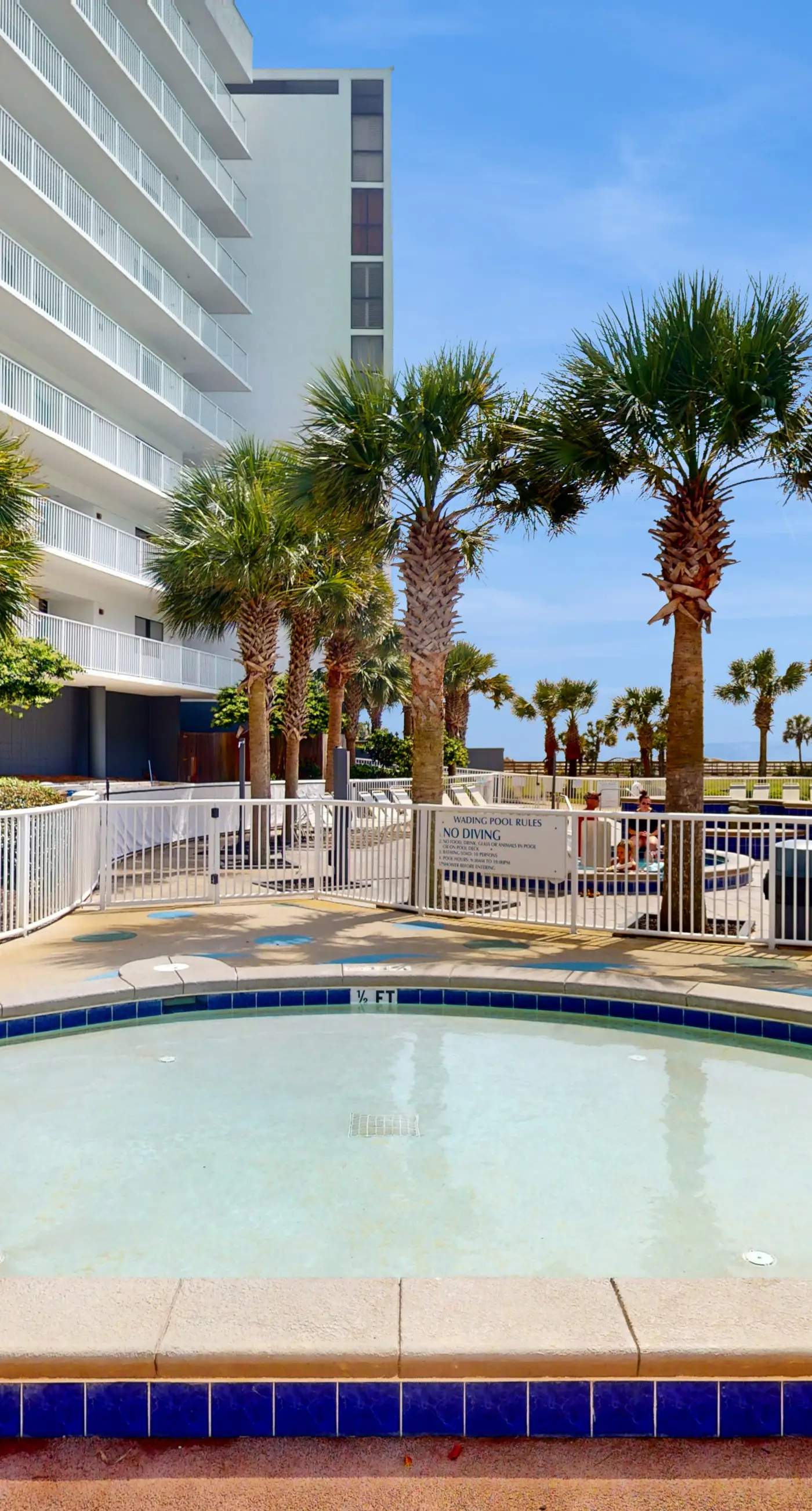 3rd Floor Coastal, bright Condo, Beach service included, Steps to restaurants