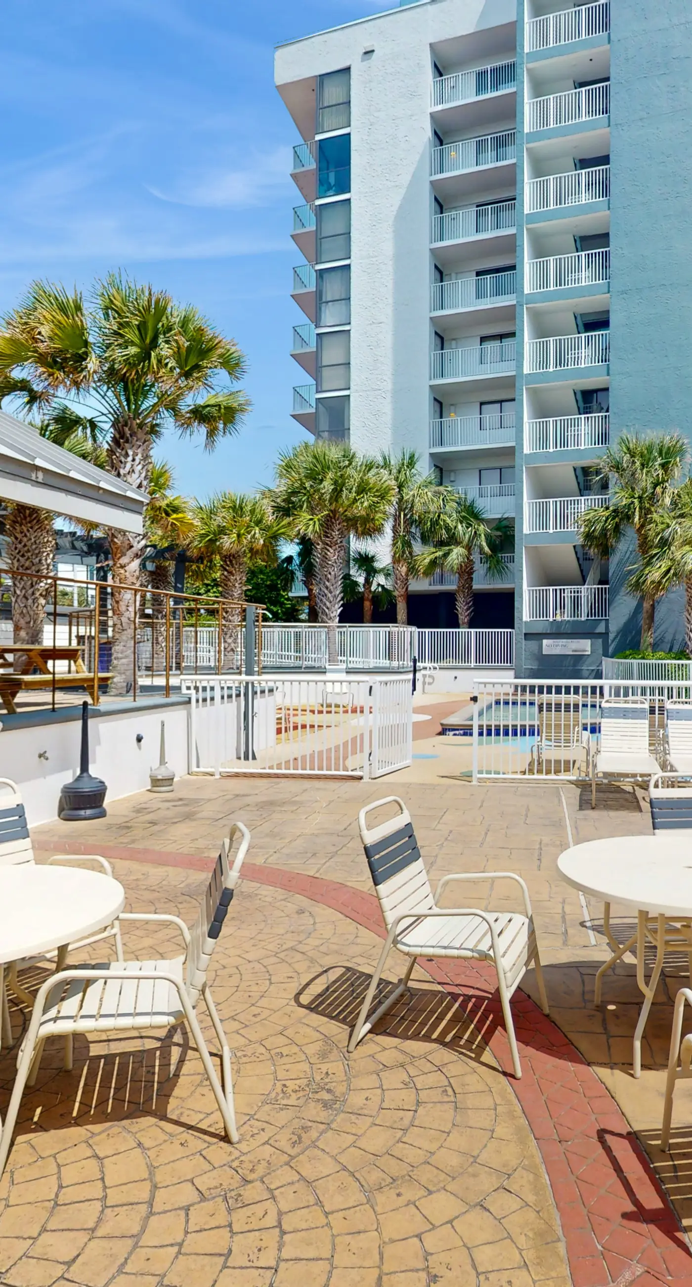 3rd Floor Coastal, bright Condo, Beach service included, Steps to restaurants