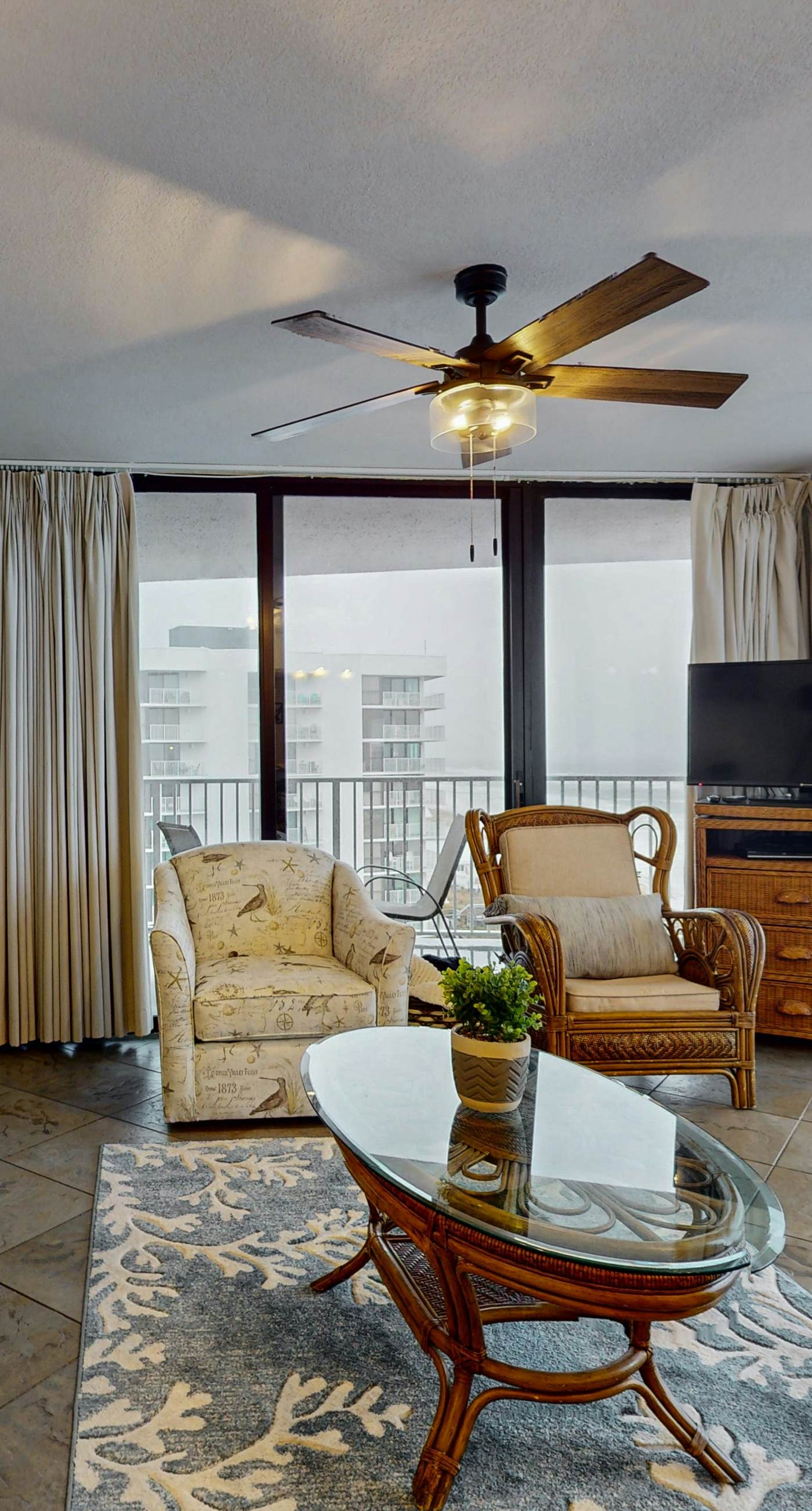 6th-floor coastal, bright condo - beach service included, steps to restaurants