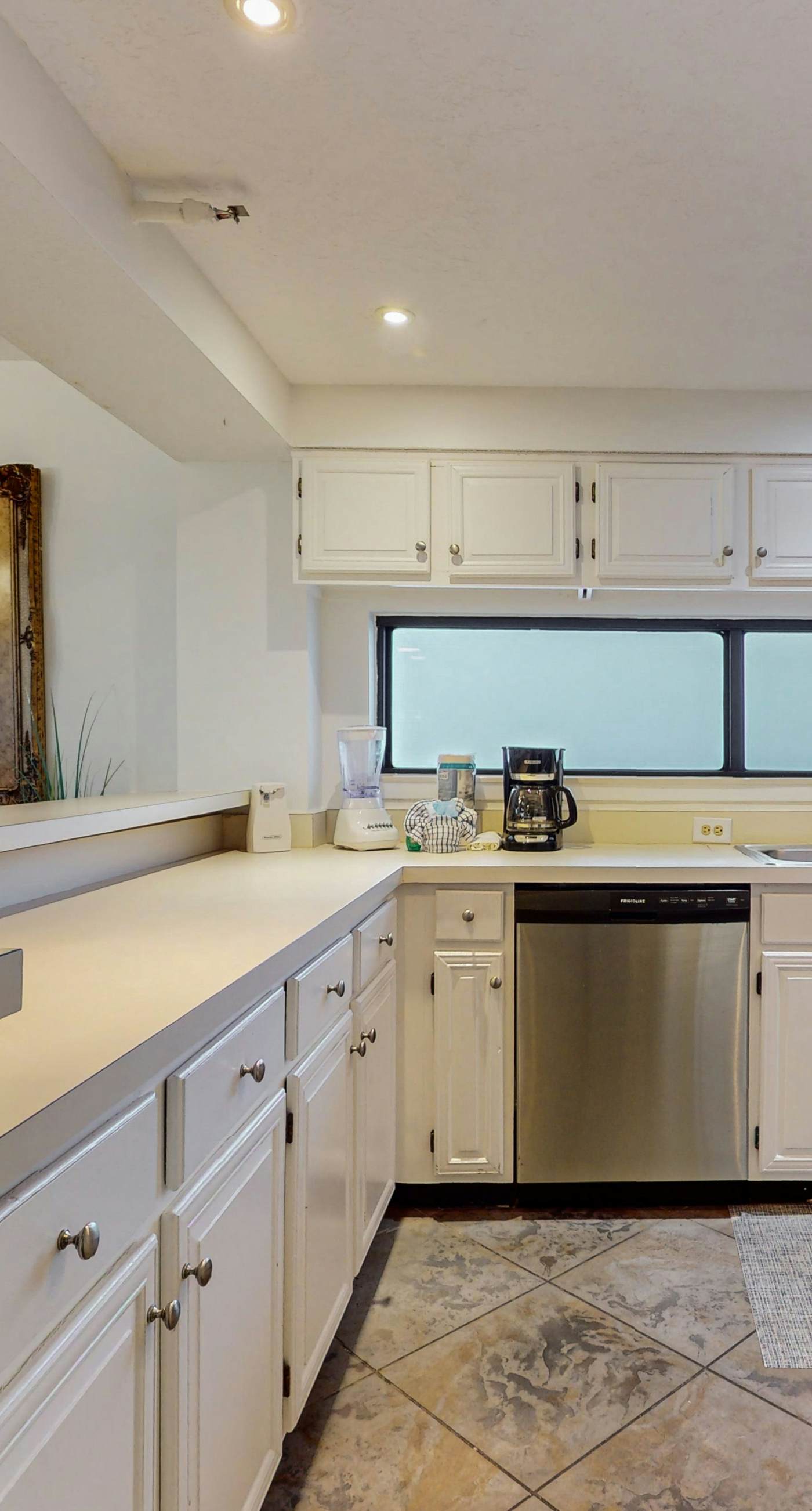 6th-floor coastal, bright condo - beach service included, steps to restaurants