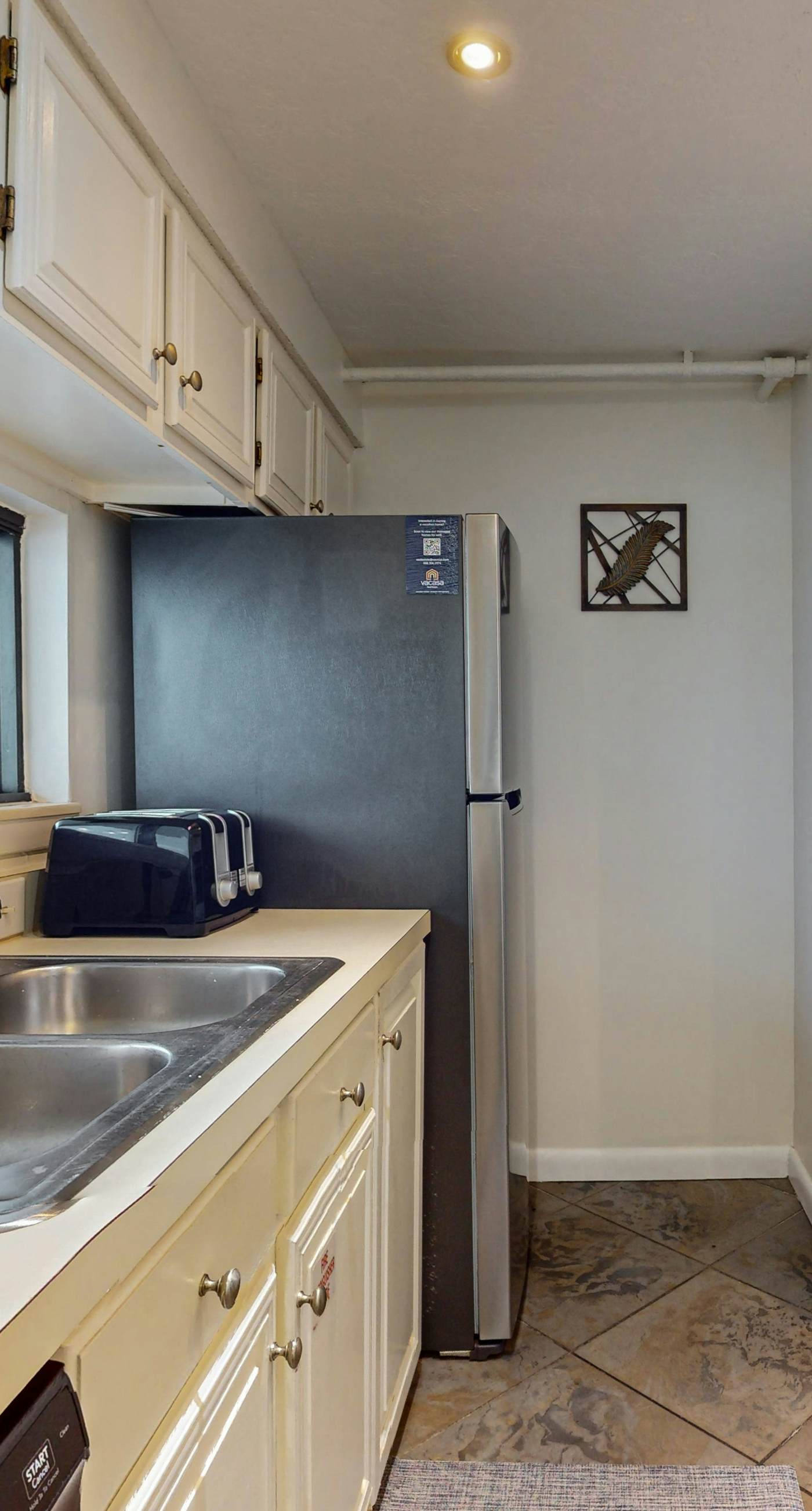 6th-floor coastal, bright condo - beach service included, steps to restaurants