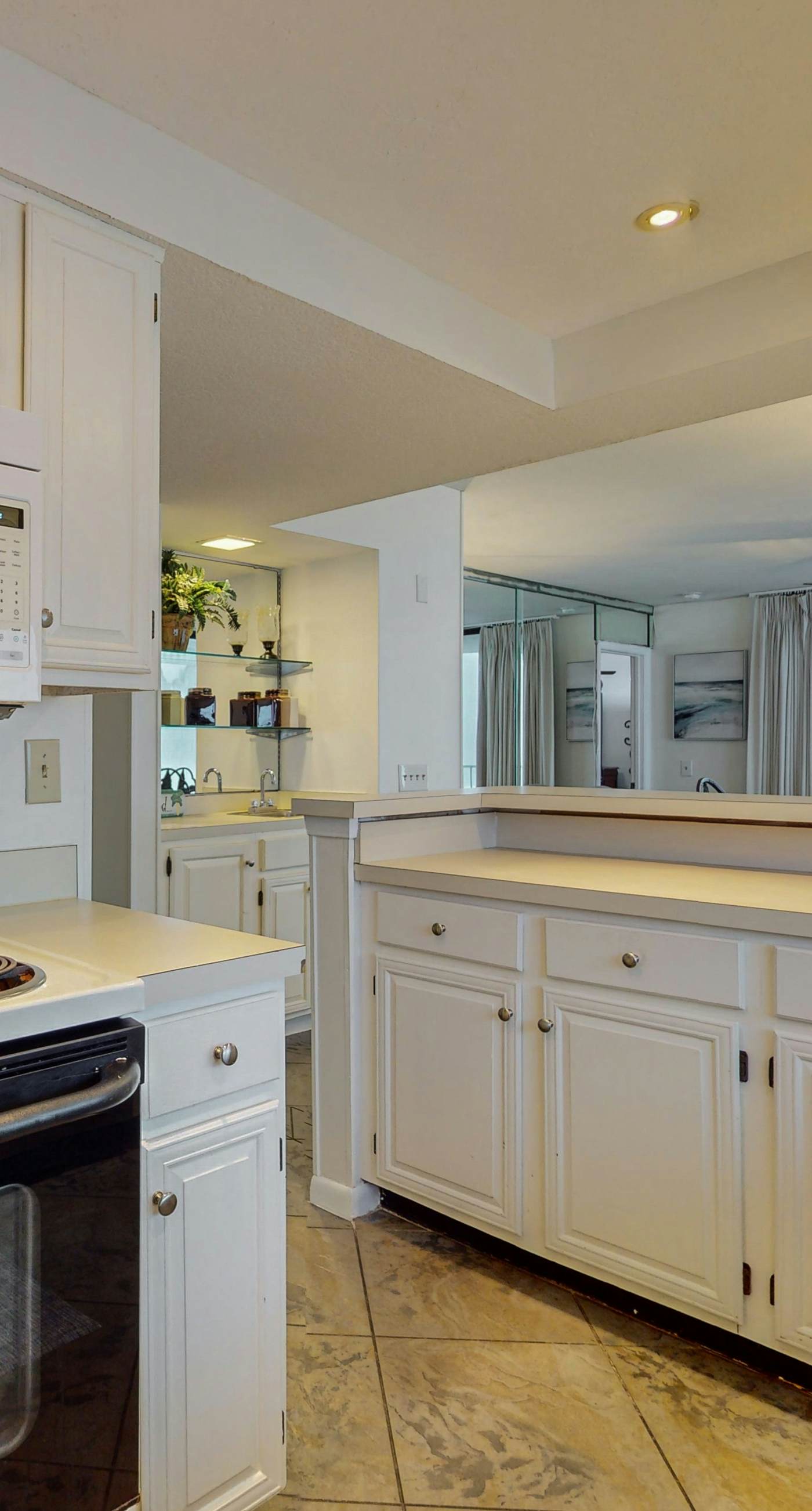 6th-floor coastal, bright condo - beach service included, steps to restaurants