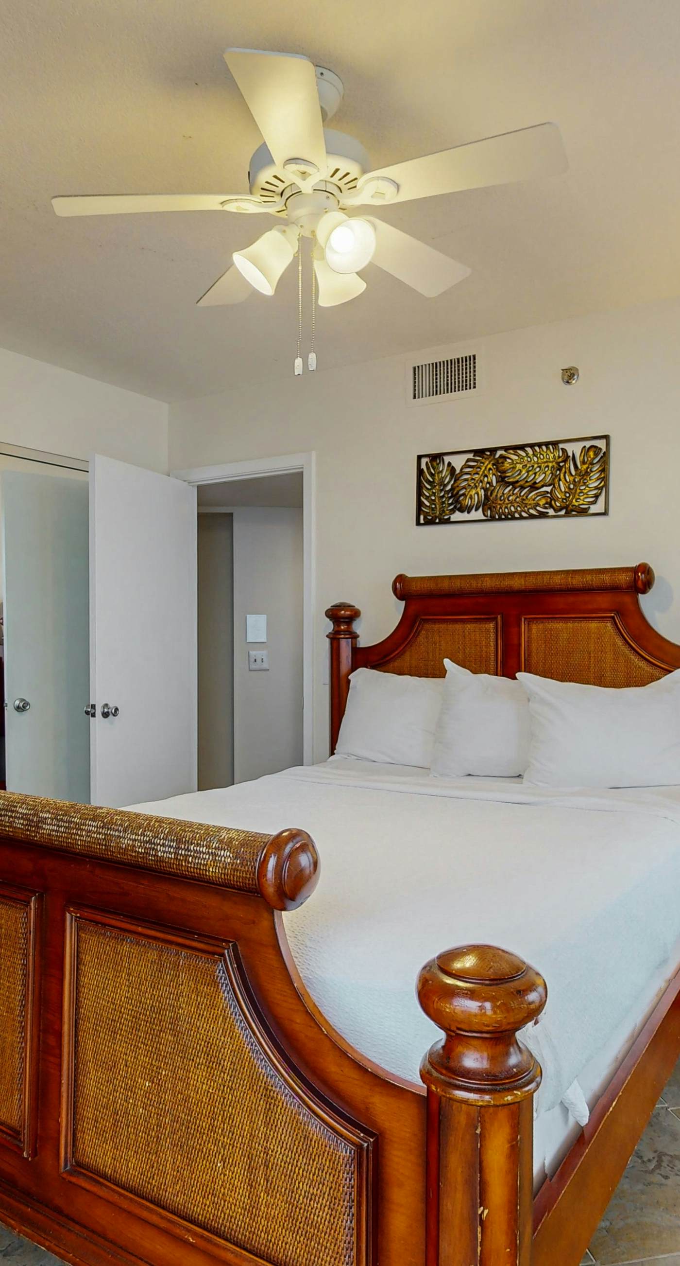 6th-floor coastal, bright condo - beach service included, steps to restaurants