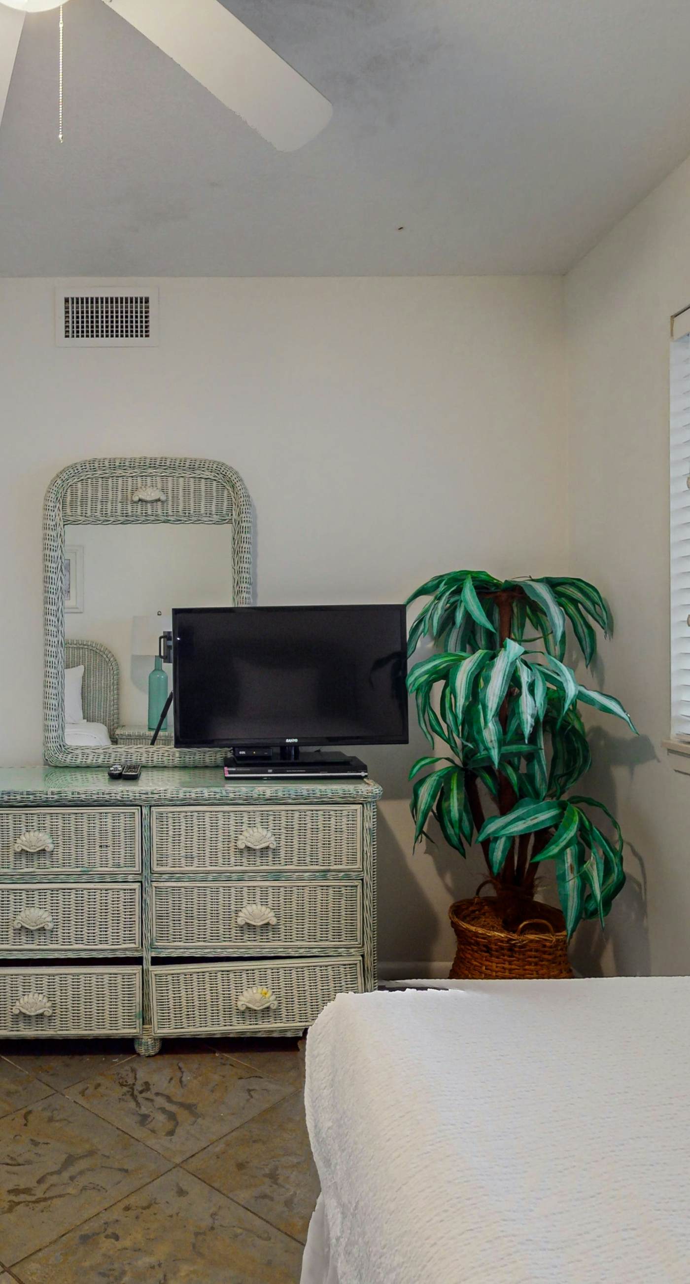 6th-floor coastal, bright condo - beach service included, steps to restaurants