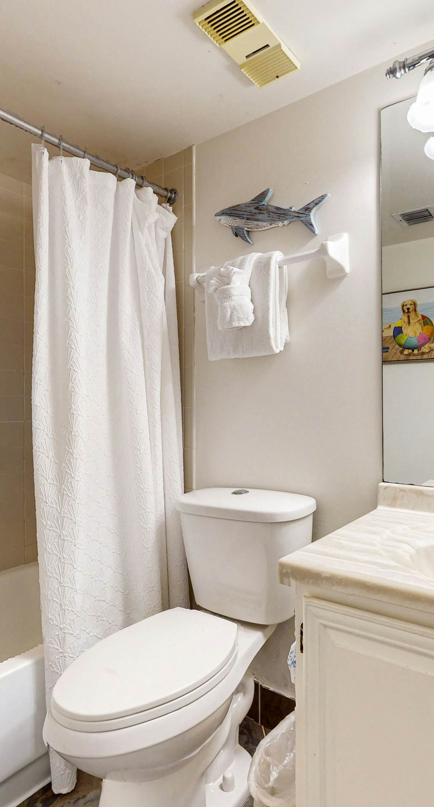 6th-floor coastal, bright condo - beach service included, steps to restaurants