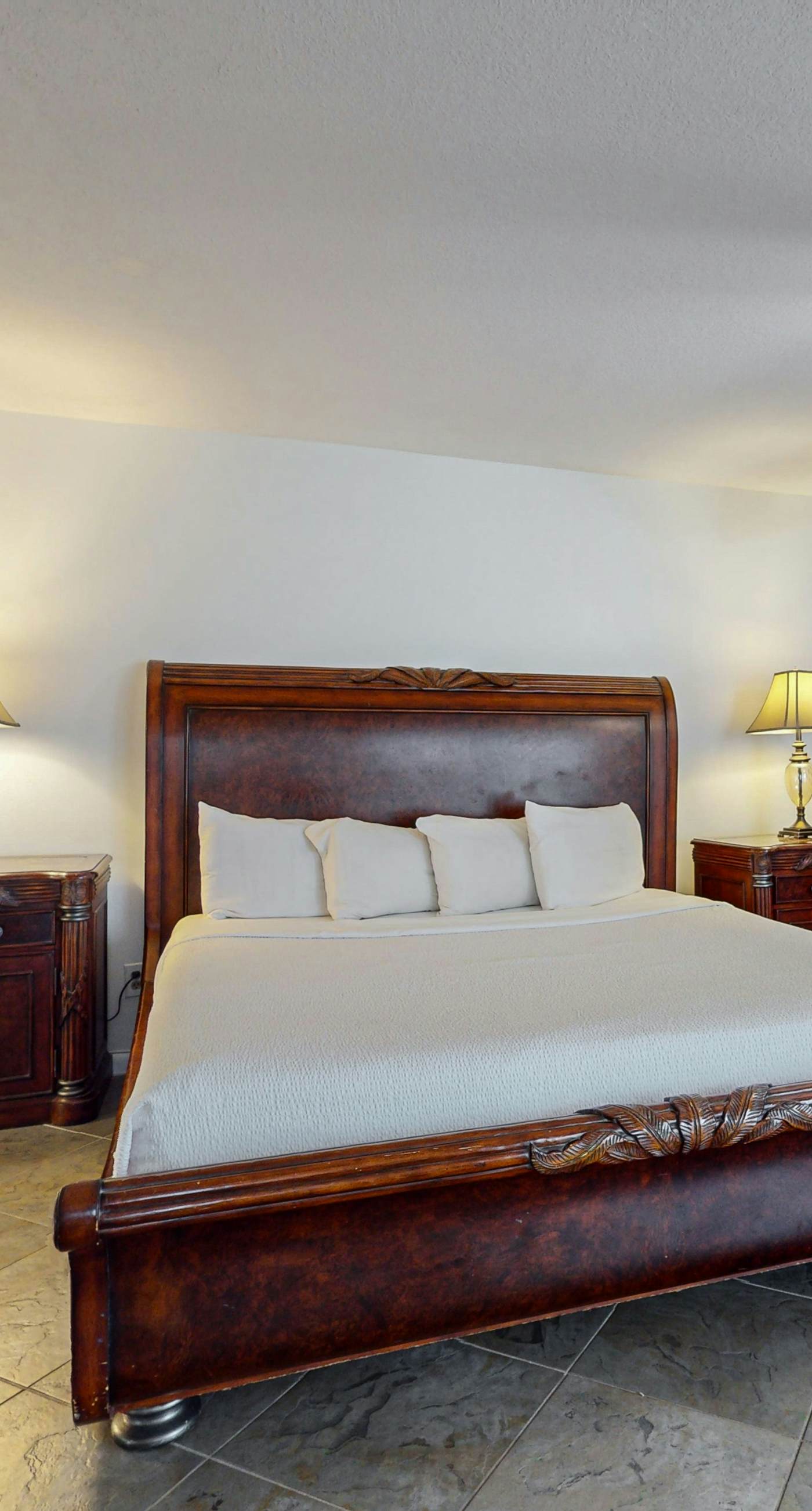 6th-floor coastal, bright condo - beach service included, steps to restaurants