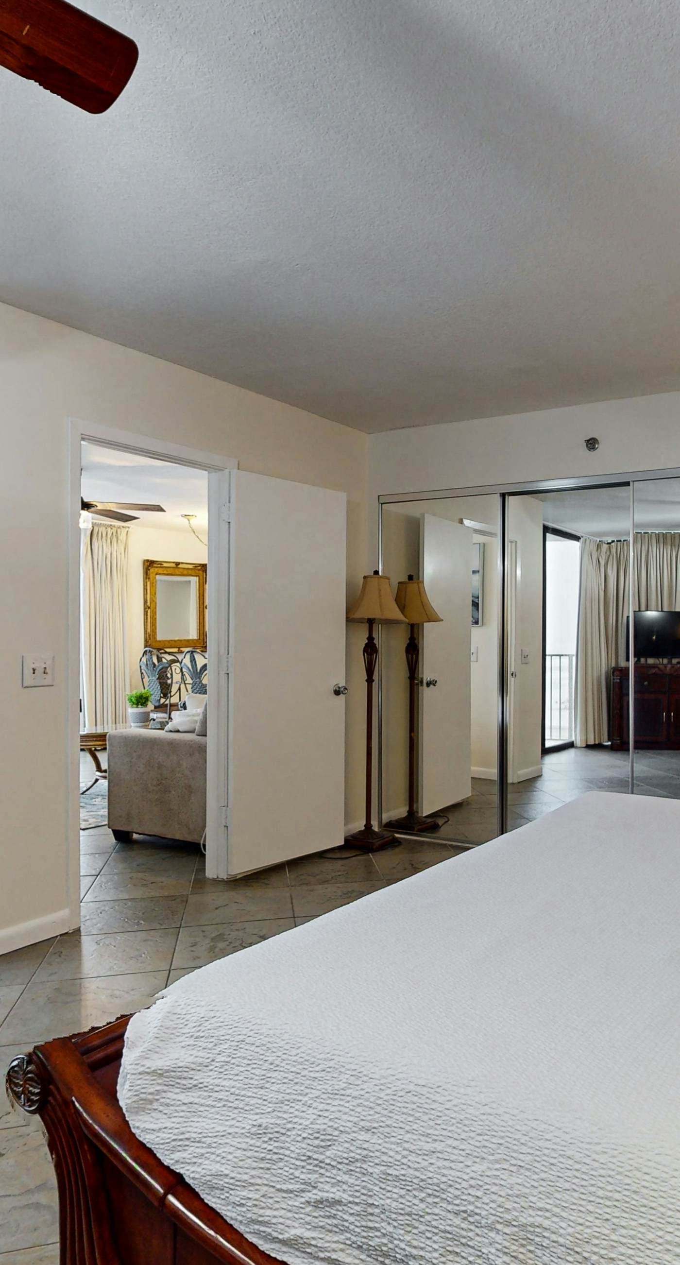 6th-floor coastal, bright condo - beach service included, steps to restaurants