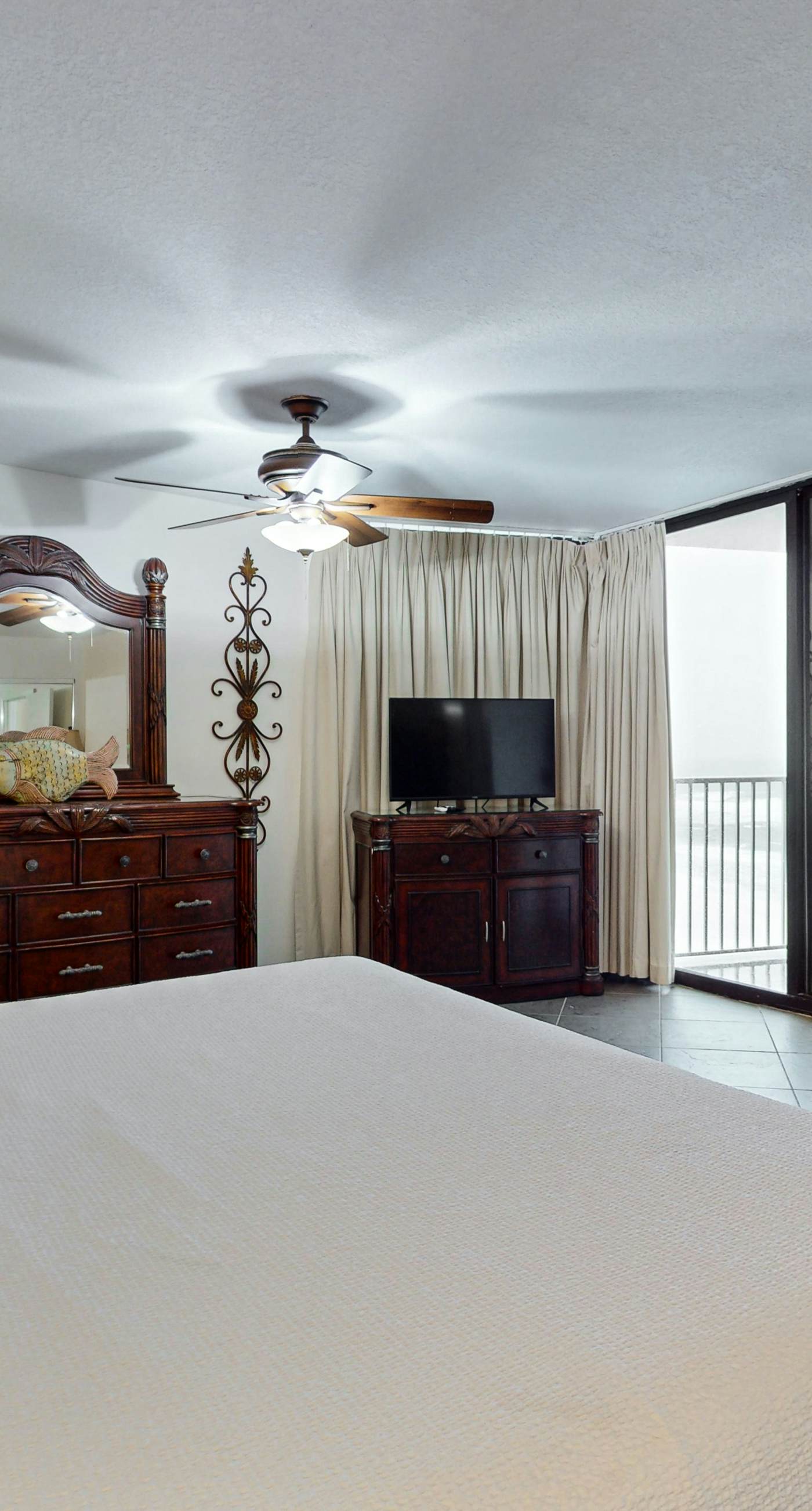 6th-floor coastal, bright condo - beach service included, steps to restaurants