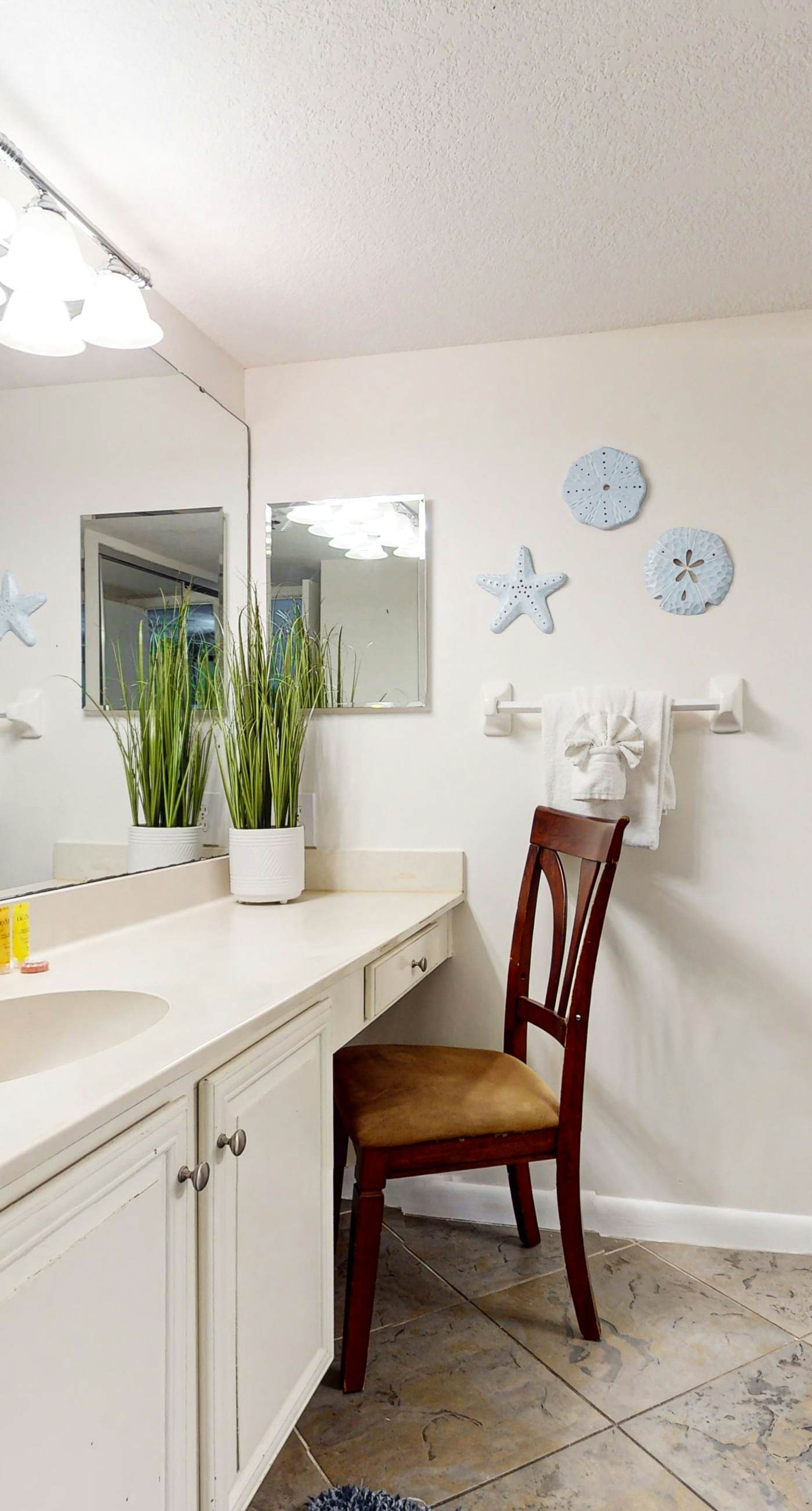 6th-floor coastal, bright condo - beach service included, steps to restaurants