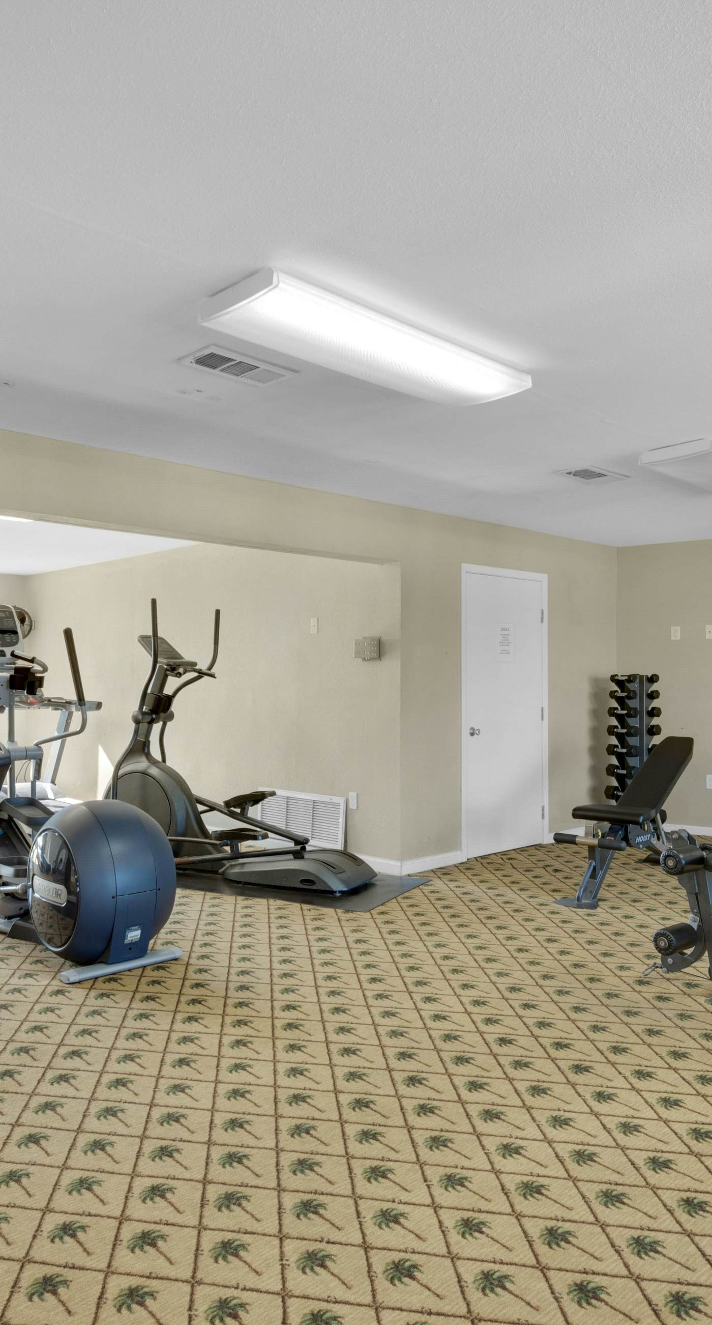 6th-floor coastal, bright condo - beach service included, steps to restaurants