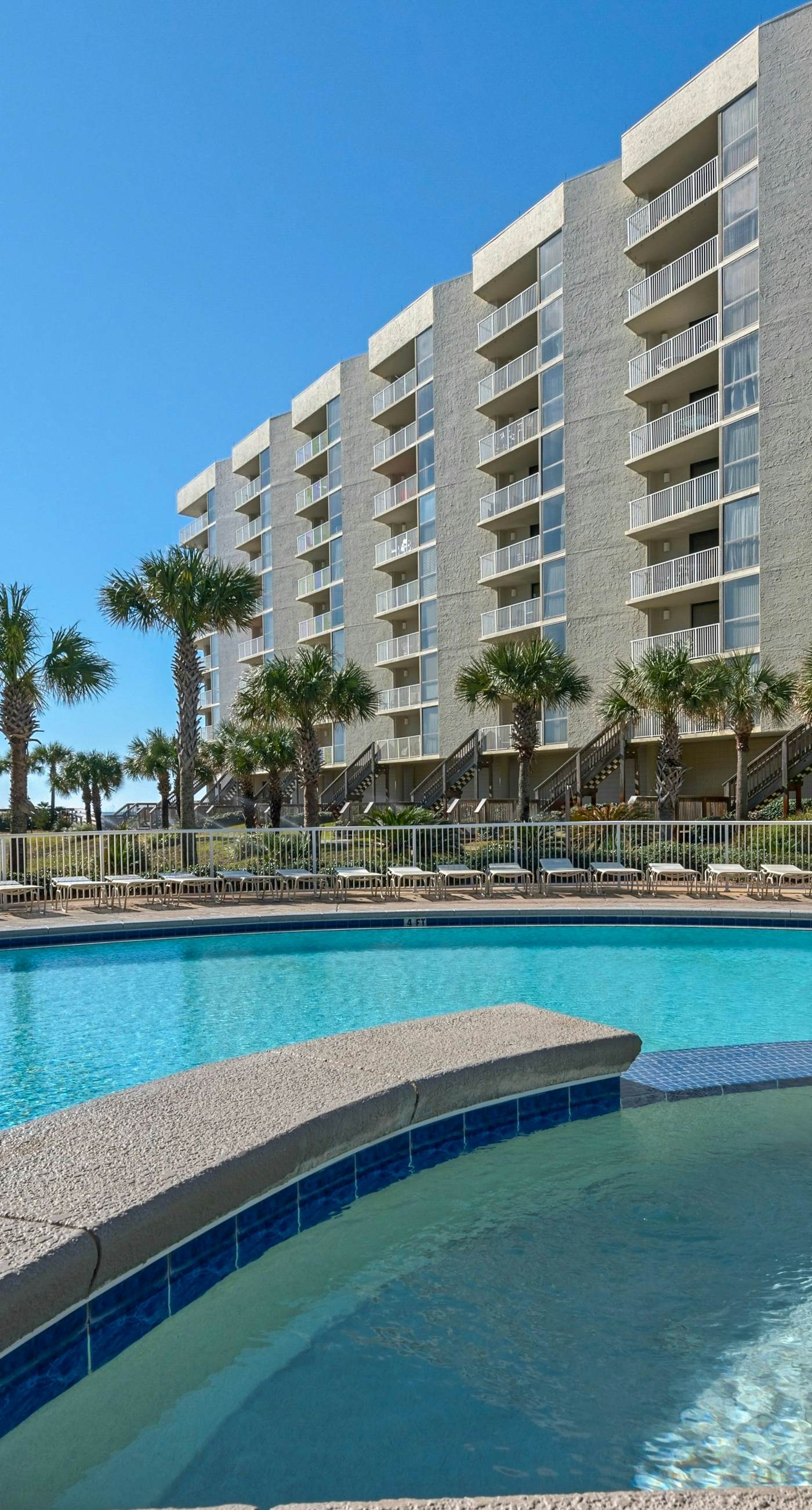6th-floor coastal, bright condo - beach service included, steps to restaurants