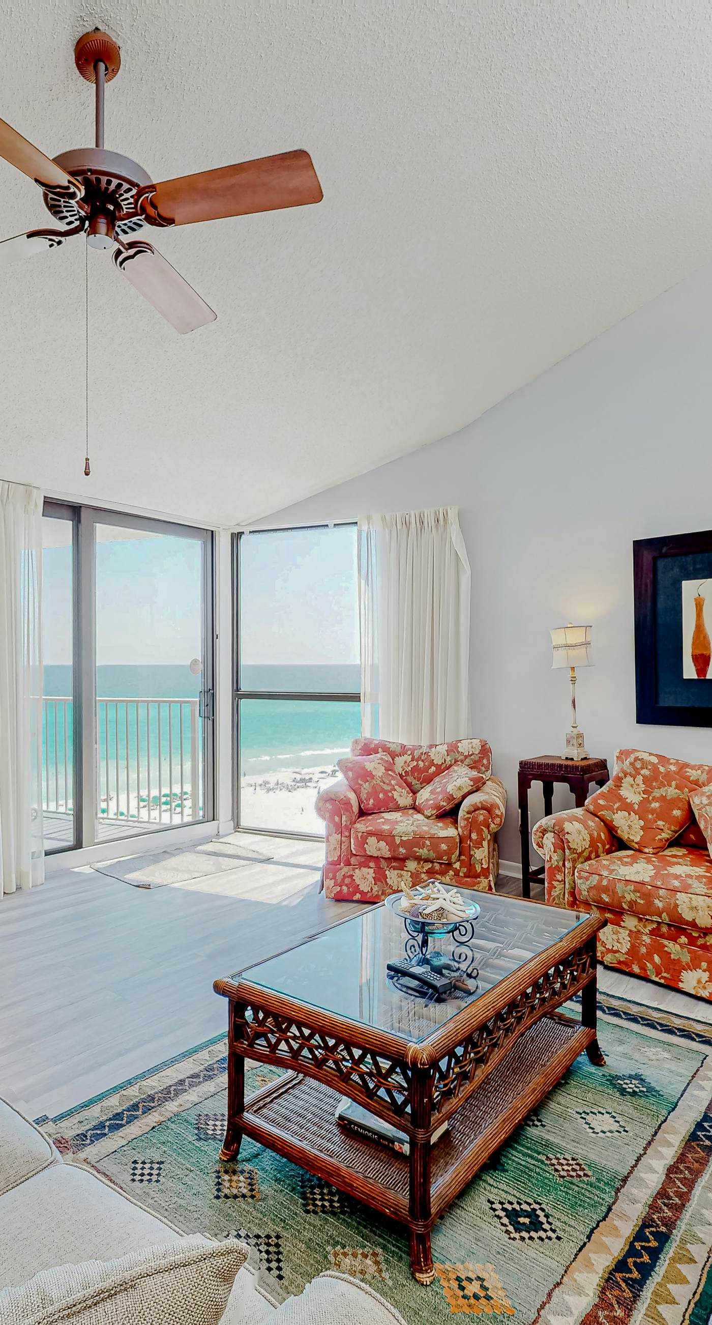 8th Floor condo, Seasonal beach service , Minutes to dining