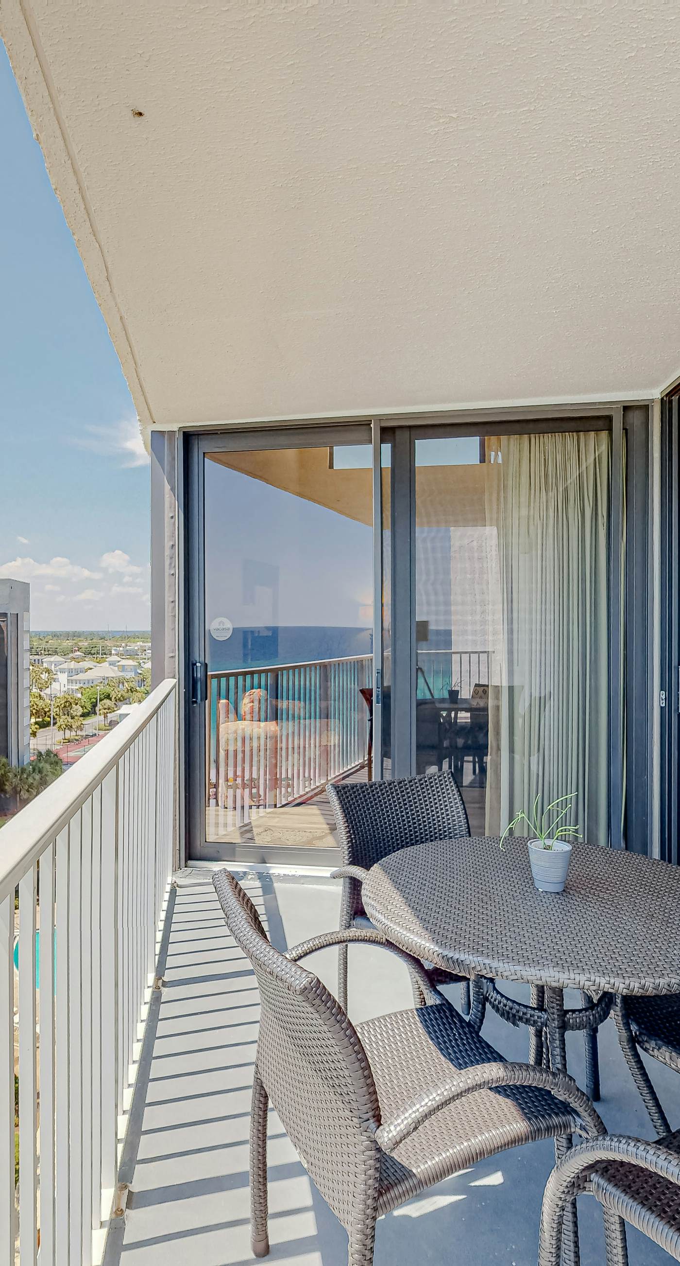 8th Floor condo, Seasonal beach service , Minutes to dining