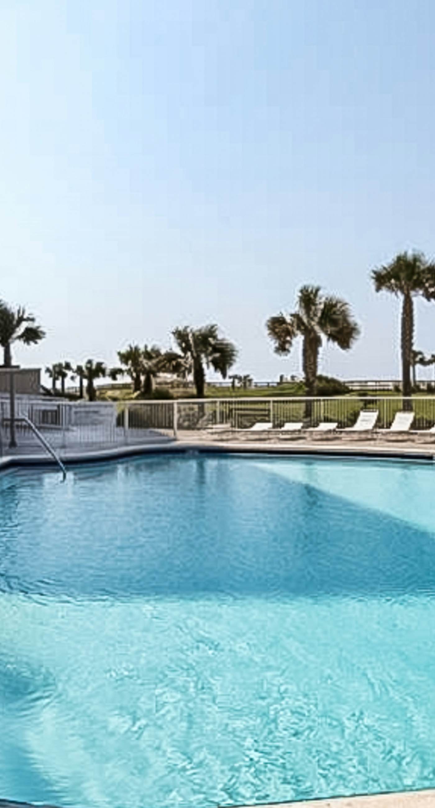 8th Floor condo, Seasonal beach service , Minutes to dining