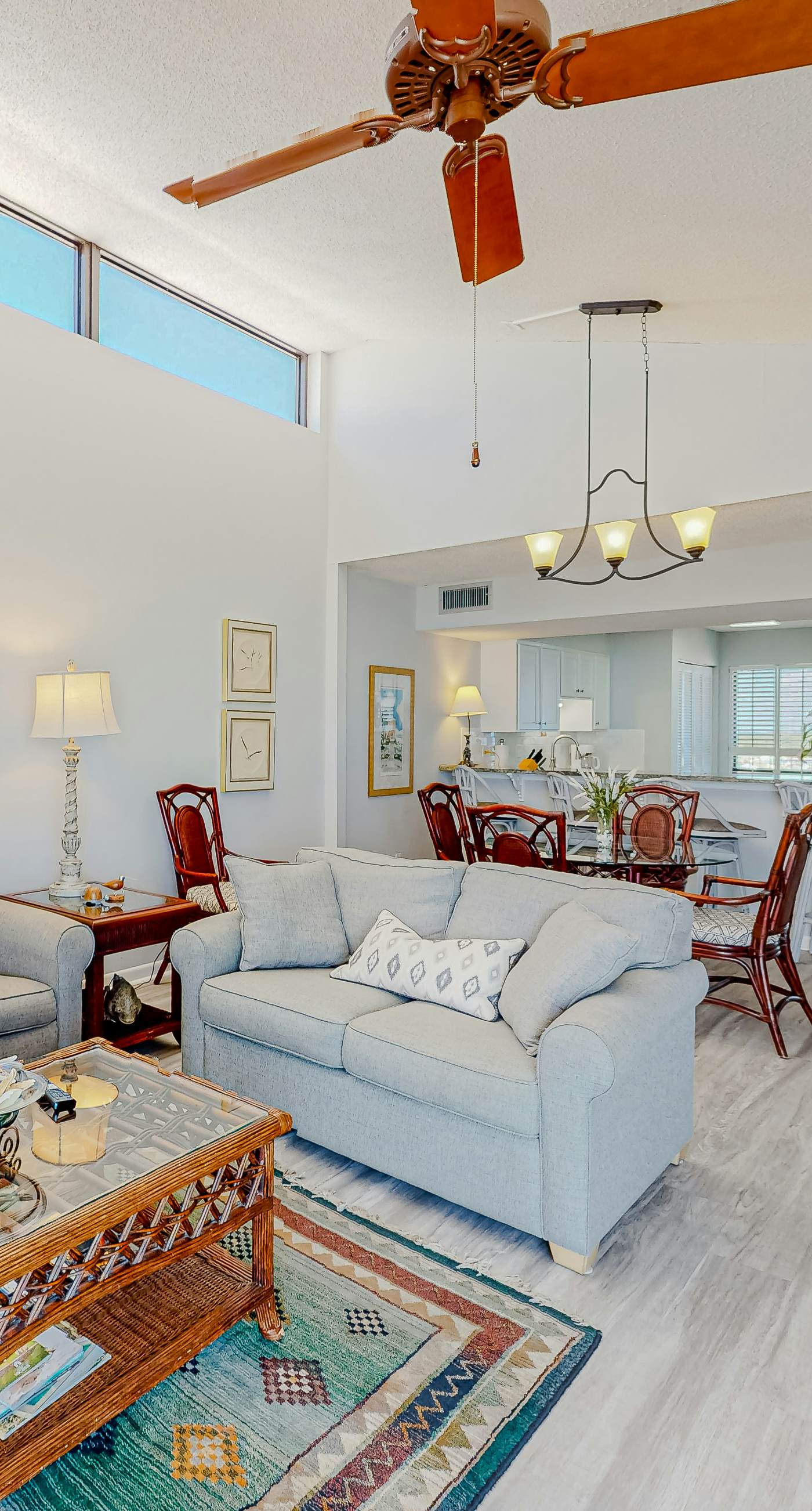 8th Floor condo, Seasonal beach service , Minutes to dining