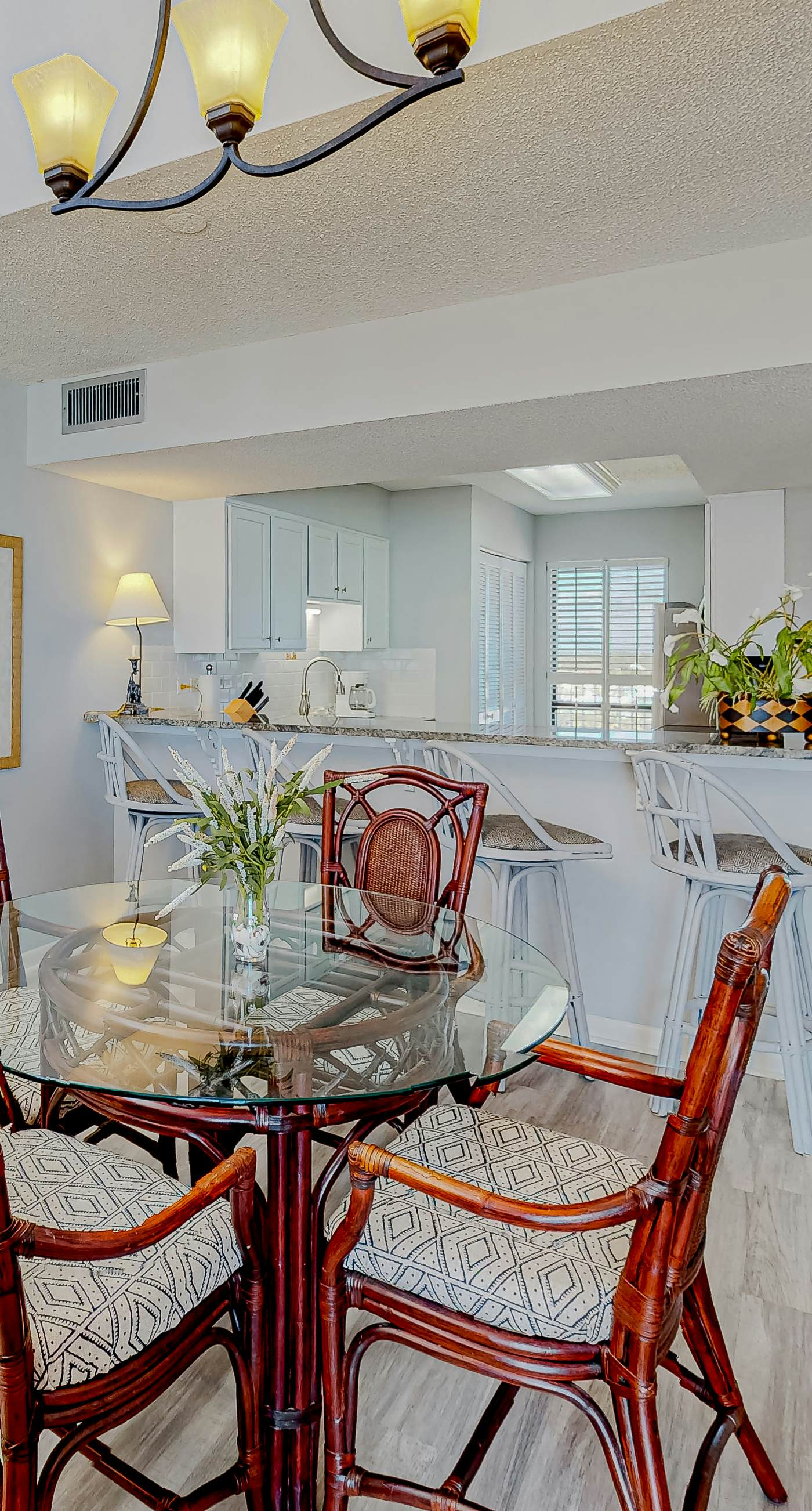 8th Floor condo, Seasonal beach service , Minutes to dining