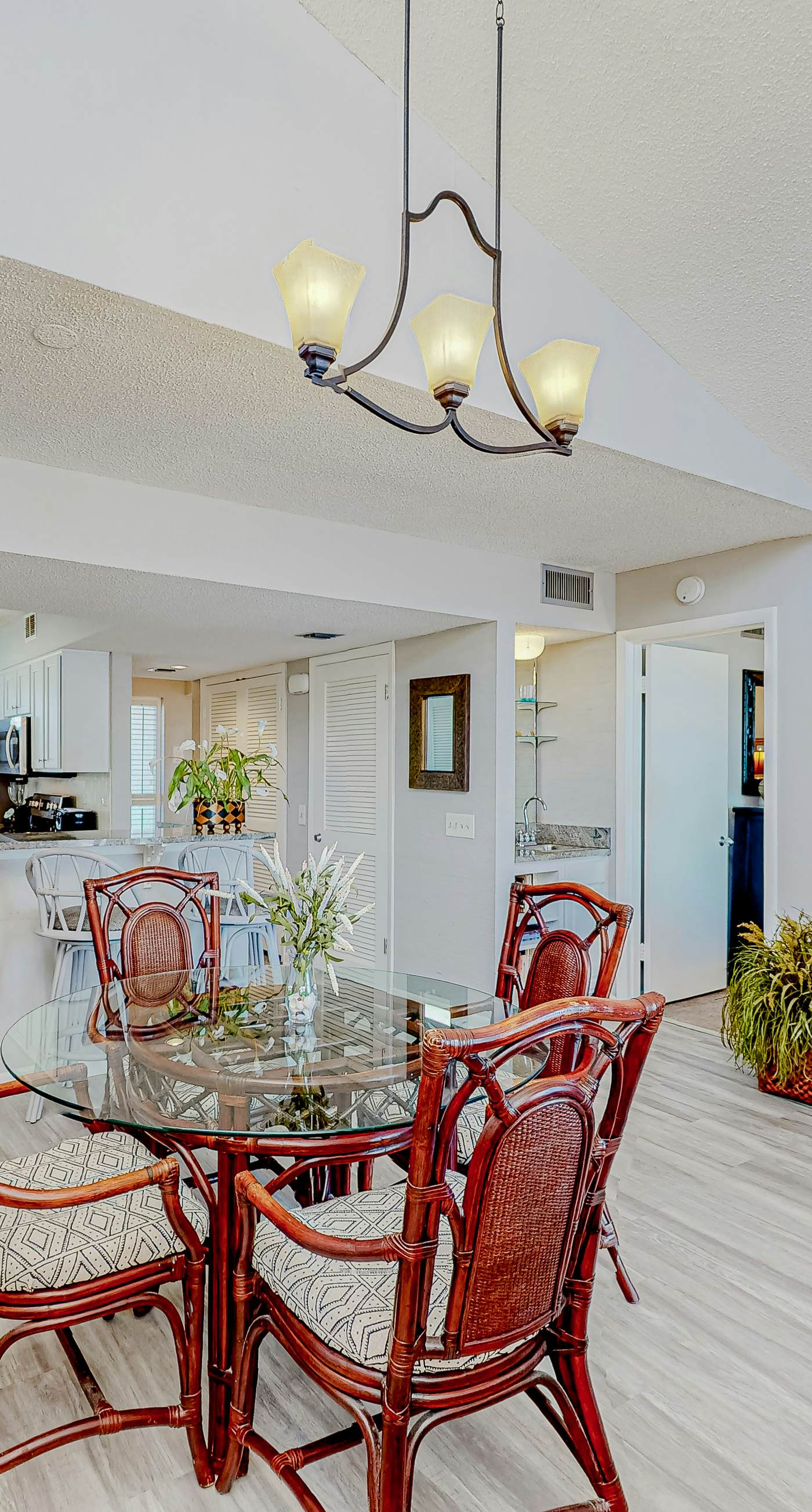 8th Floor condo, Seasonal beach service , Minutes to dining