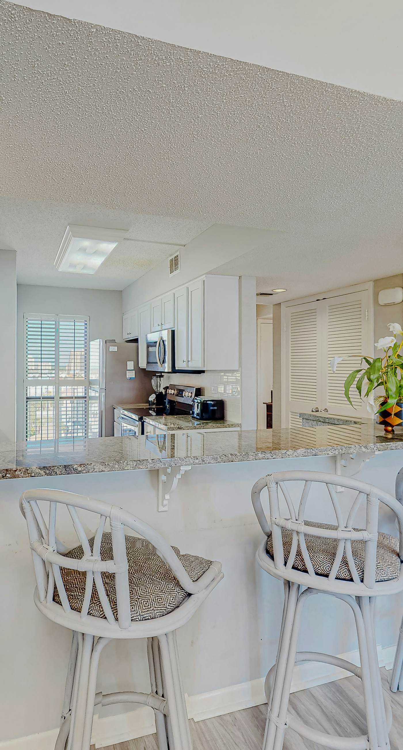 8th Floor condo, Seasonal beach service , Minutes to dining
